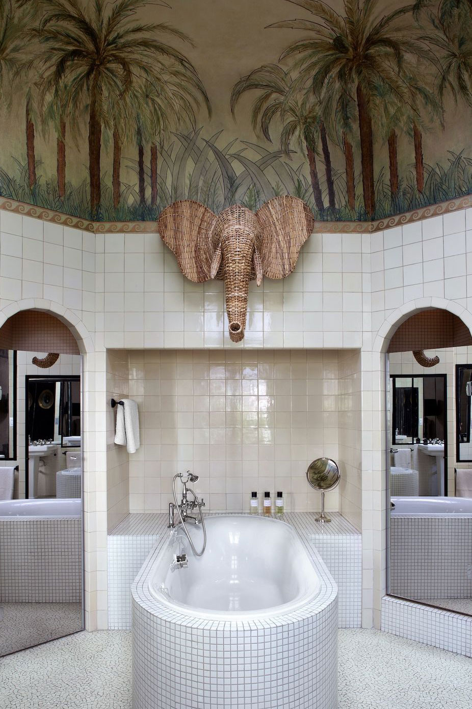 Das Badezimmer von Sophie Sèguéla in ihrem Pariser Appartment ist ein tropisches Paradies.&nbsp;