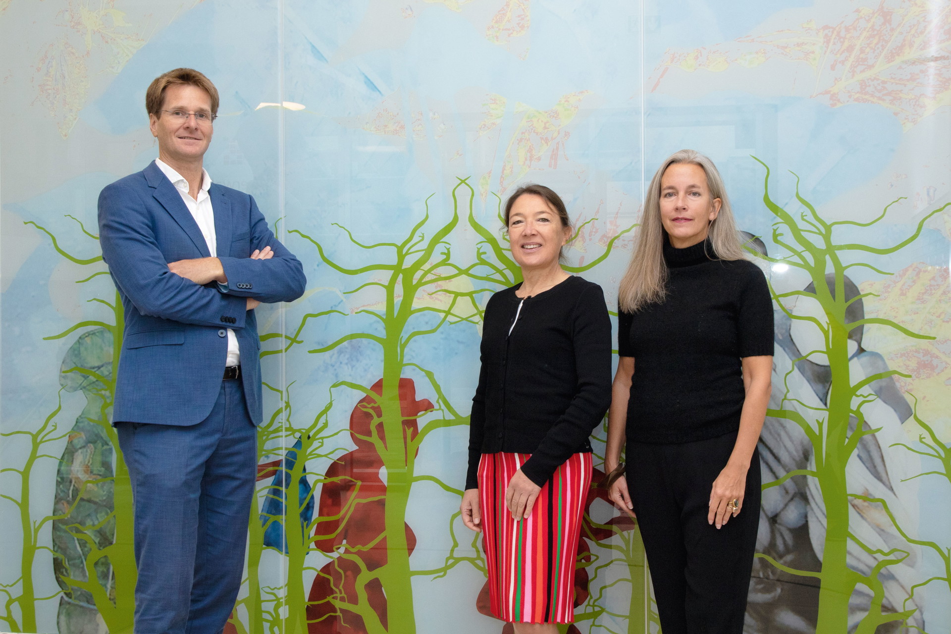 »Mit unserer Initiative ›Kunst und Wohnen‹ möchten wir Künstlern die einmalige Gelegenheit bieten, ihre Werke in unseren Wohnbauprojekten einer breiteren Öffentlichkeit zugänglich zu machen«, so die Geschäftsführung der Raiffeisen WohnBau. V. l. n. r.: DI Thomas Hussl und Dr. Gerhild Bensch-König mit der Kuratorin der Initiative »Kunst und Wohnen«, Mag. Alexandra Grubeck.