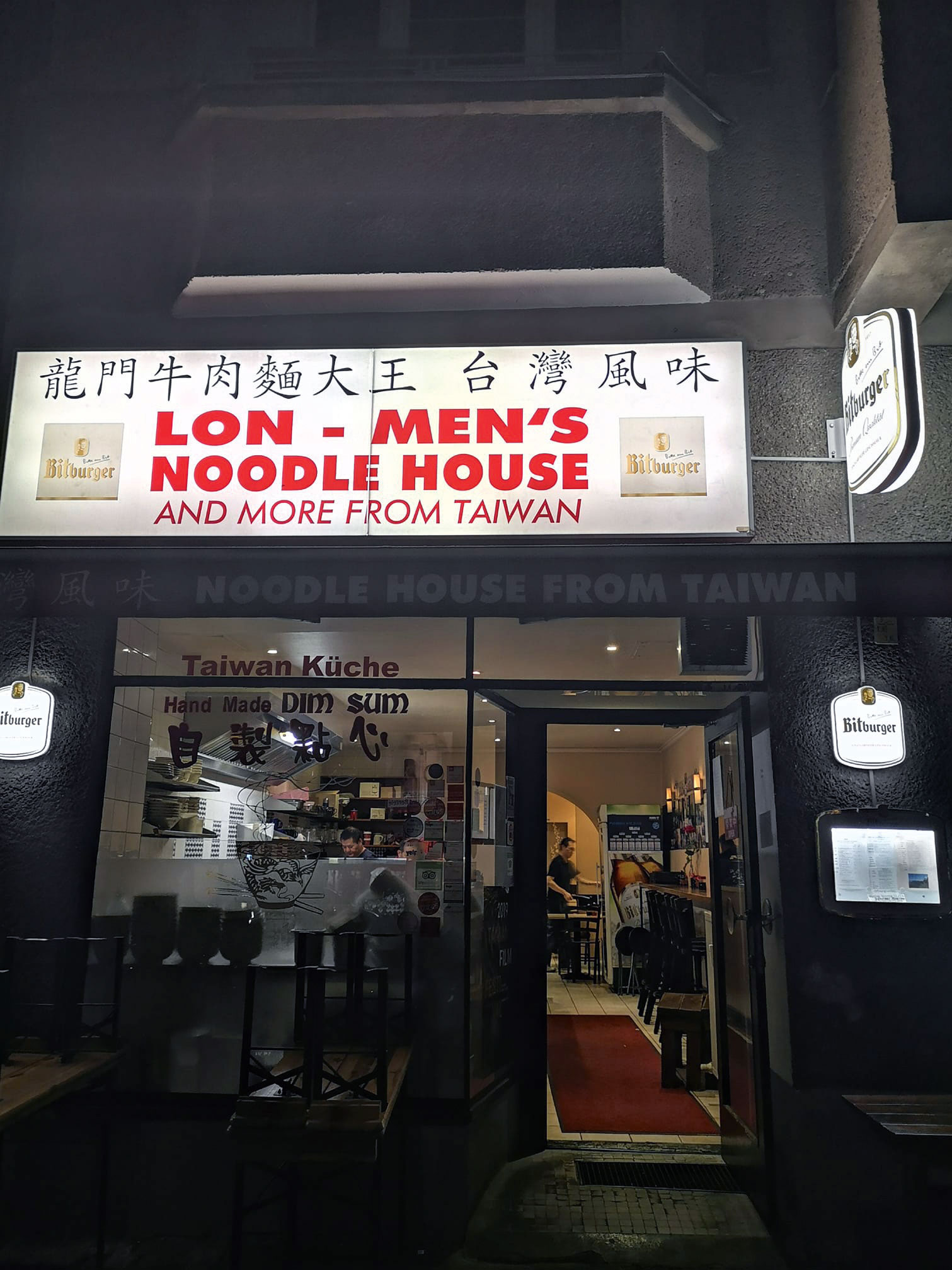 Lon Men’s Noodle House, Berlin, lon-mens-noodle-house.business.site:&nbsp;&nbsp;»Der taiwanesische Familien-betrieb ist mein absolutes Stammrestaurant in Berlin. Die Spezialität des Hauses sind Wan Tan in Chili-Öl.«