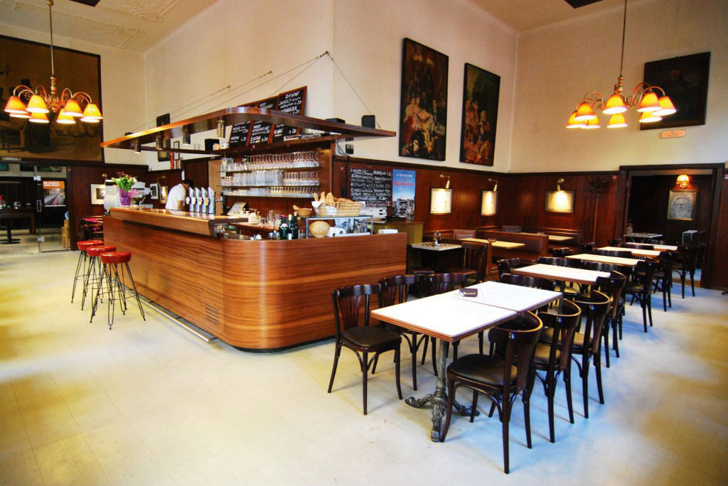 Café Anzengruber, Wien: »Kaum ein Berliner isst Curry-Wurst, aber alle Wiener essen Wiener Schnitzel. Wenn ich dort bin, esse ich in der Regel eins am Tag, am liebsten im Café Anzengruber.«