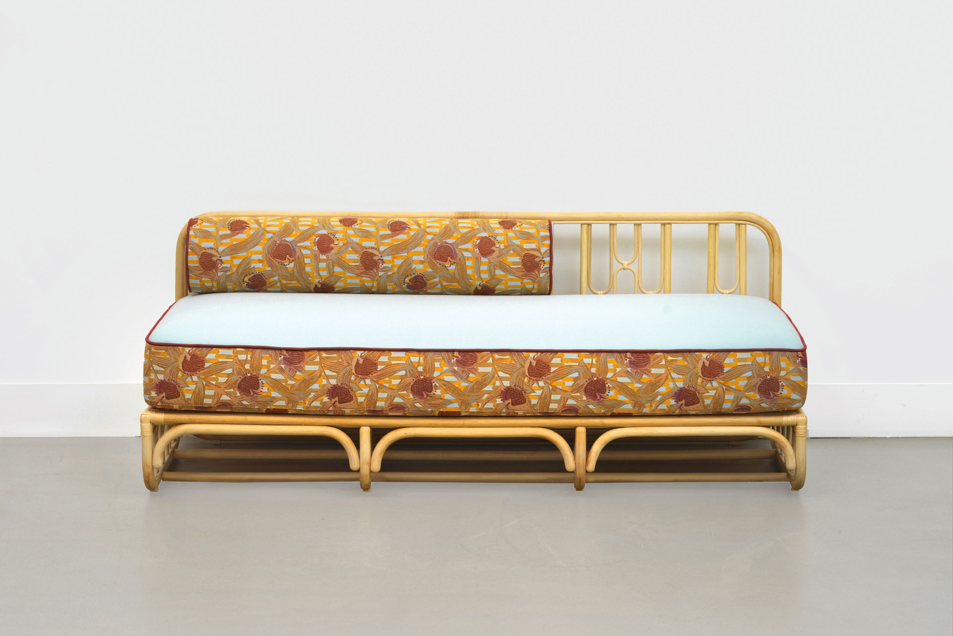 Flash forward:&nbsp;Das Sofa »Colette« für Maison Matisse greift den aktuellen Rattan-Trend auf. Der traditionelle Jacquard-Stoff stammt aus einer venezianischen Manufaktur. &nbsp;