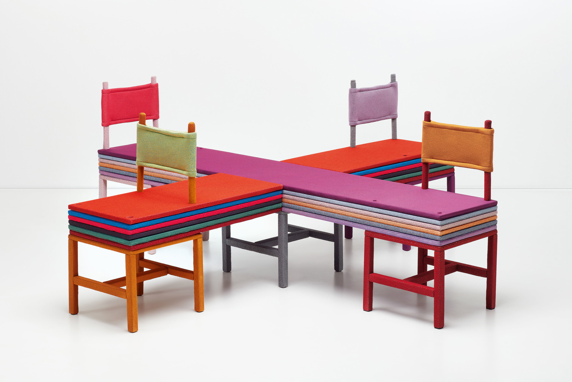 Upcycling:&nbsp;Auch etablierte Firmen wie der dänische Textilhersteller Kvadrat setzen auf Iloris Designs. Im Herbst gestaltete er für die Ausstellung »Knit!« diese Sitzgarnitur aus gepolstertem Sperrholz.&nbsp;