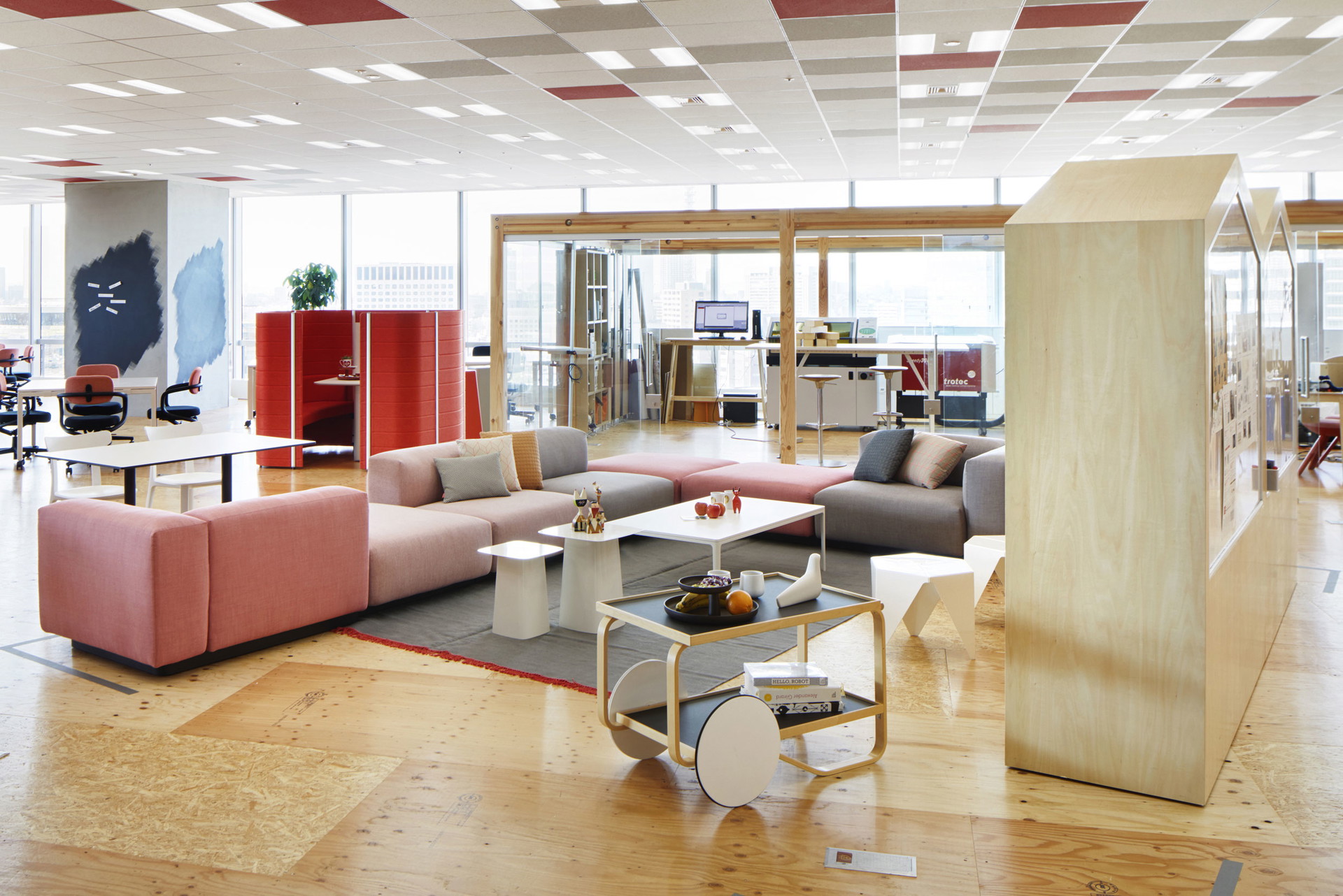 Back to the Office: Unter diesem Motto konzipiert man bei Vitra schon die neuen Büros für die Zeit nach der Pandemie. vitra.com