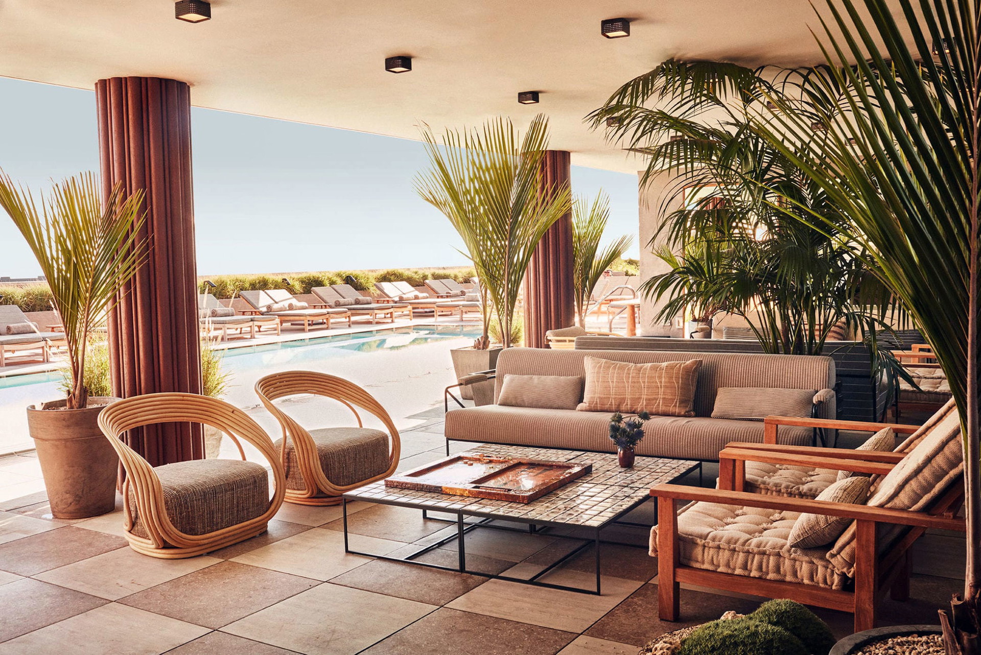 Rooftop Yoga: Die täglich stattfindenden Yoga-Sessions auf dem Dach des Hauses werden von lokalen Trainern abgehalten und bieten den Gästen nicht nur ein entspanntes Workout, sondern auch eine herrliche Aussicht auf das offene Meer.&nbsp;