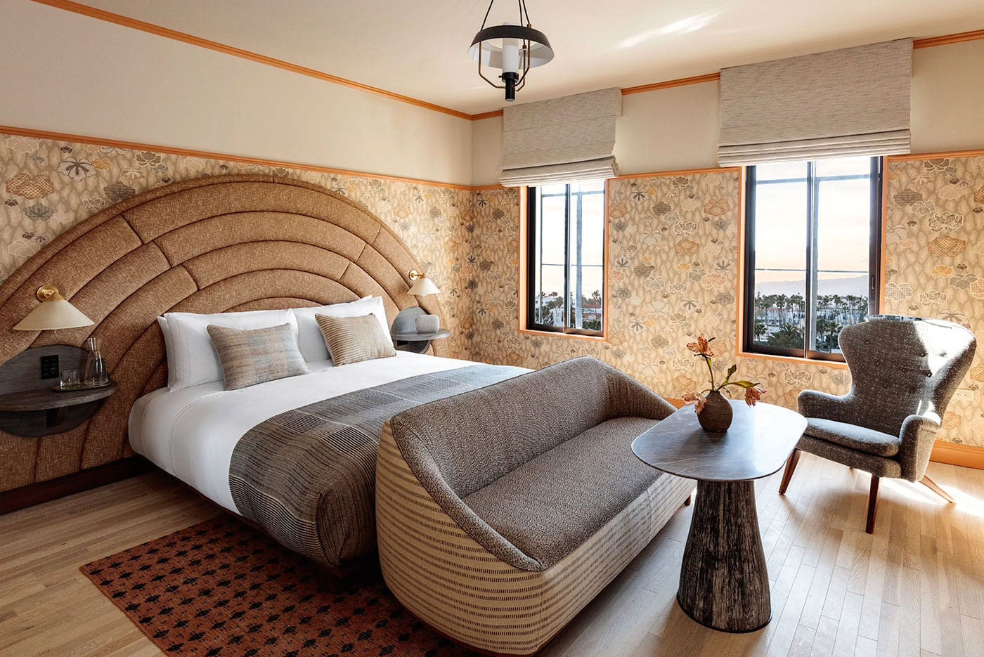 Interieur: Interior-Designerin Kelly Wearstler nahm sich die kalifornische Leichtigkeit zum Vorbild und holte den Santa Monica Sunset mit den geschwungenen Kopfteilen direkt in die Suiten.