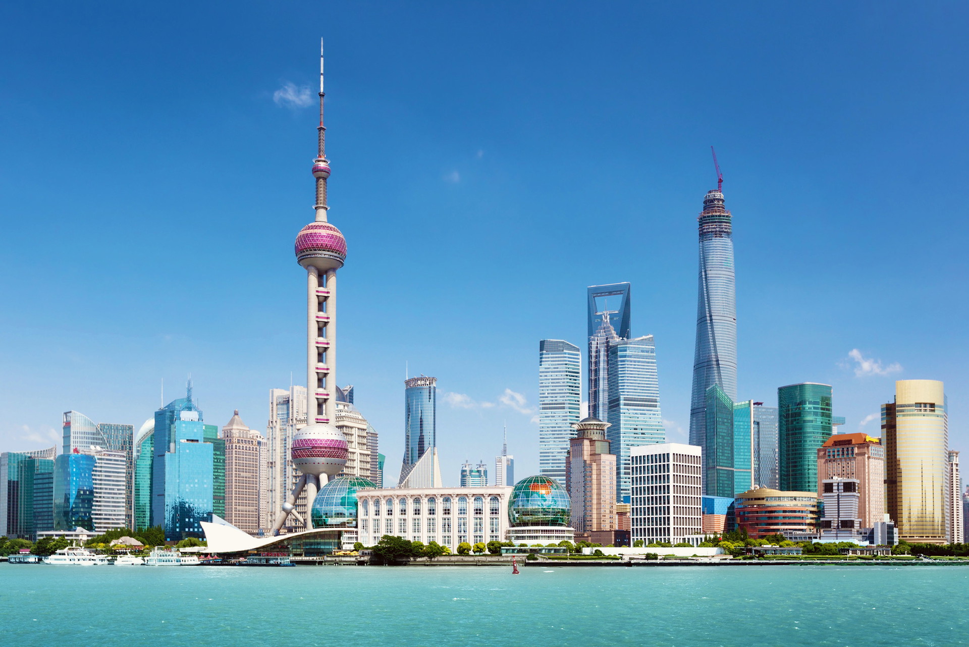 China brummt: China ist in vielerlei Hinsicht innovativ und plant bereits im kommenden Jahr die Einführung einer landesweiten Digitalwährung. Außerdem gab es im Vergleich zur EU sogar 2020 ein Wirtschafts-wachstum – und das ist Treibstoff für die Immobilienmärkte.