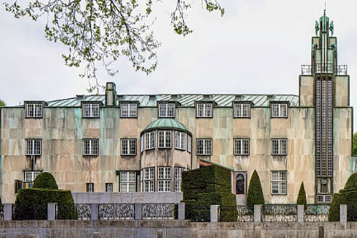 Palais Stoclet:&nbsp;Josef Hoffmann, 1911, »Wohl das einzige Wohnhaus in Brüssel, das sich Palais nennt. Erbaut für einen sehr reichen Geschäftsmann und mit Wandmalereien von Gustav Klimt, wird der Reiz dieses Gebäudes noch verstärkt durch seine Unzugänglichkeit.«
