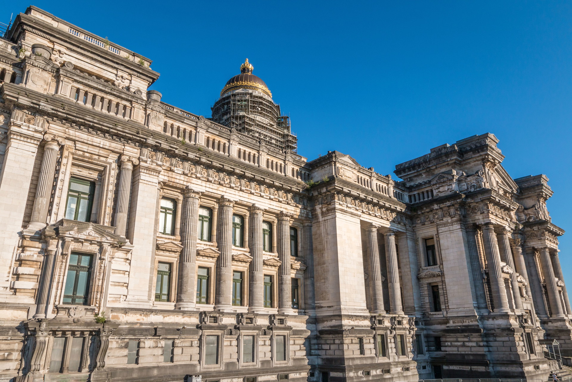 Justizpalast:&nbsp;Joseph Poelaert, 1868–1883,&nbsp;»Dieser überdimensionierte Koloss ist ein Symbol für die Arroganz der Macht. Man kann ihn nicht liebgewinnen, aber er ist ein Meisterwerk des Eklektizismus und ein Kompendium der Architekturgeschichte mit hervor-ragenden Details.«
