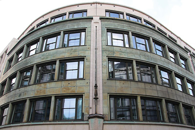 Caisse Générale d’Epargne et de Retraite,&nbsp;Alfred Chambon, 1946–1953,&nbsp;Viele Bauten im Banken-Block wurden von den Chambons entworfen. Alfred, Sohn des Gründers Albert, plante diesen Bauteil, der heute moderne Luxus-apartments beherbergt.«