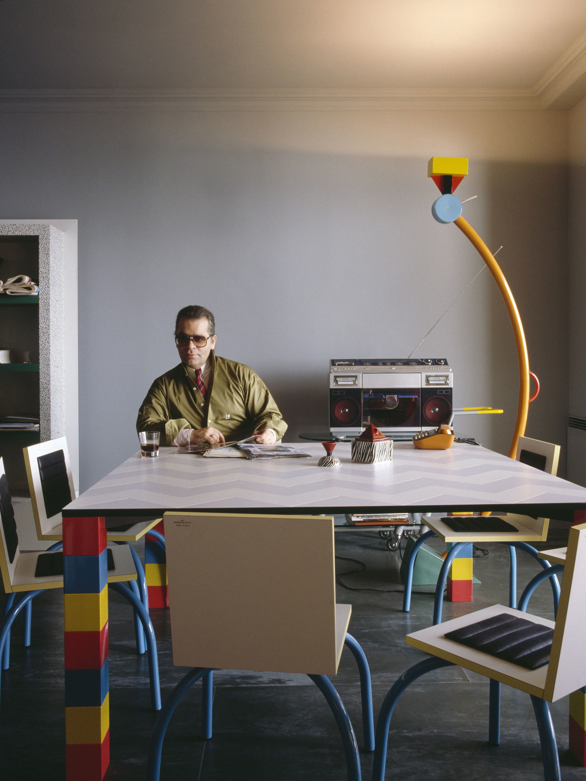 Karl Lagerfeld in seinem Apartment in Monte Carlo mit Memphis-Entwürfen, 1982