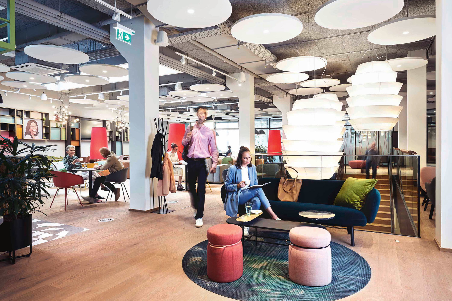 Zwischenräume: Es gibt eine Welt zwischen Homeoffice und Headquarter: myhive schlägt genau in diese Kerbe. Die modernen Flächen, die auch aktiv mit einer Community gemanagt werden, stehen allerdings (zumindest derzeit noch) ausschließlich Immofinanz-Mietern zur Verfügung.&nbsp;myhive-offices.com