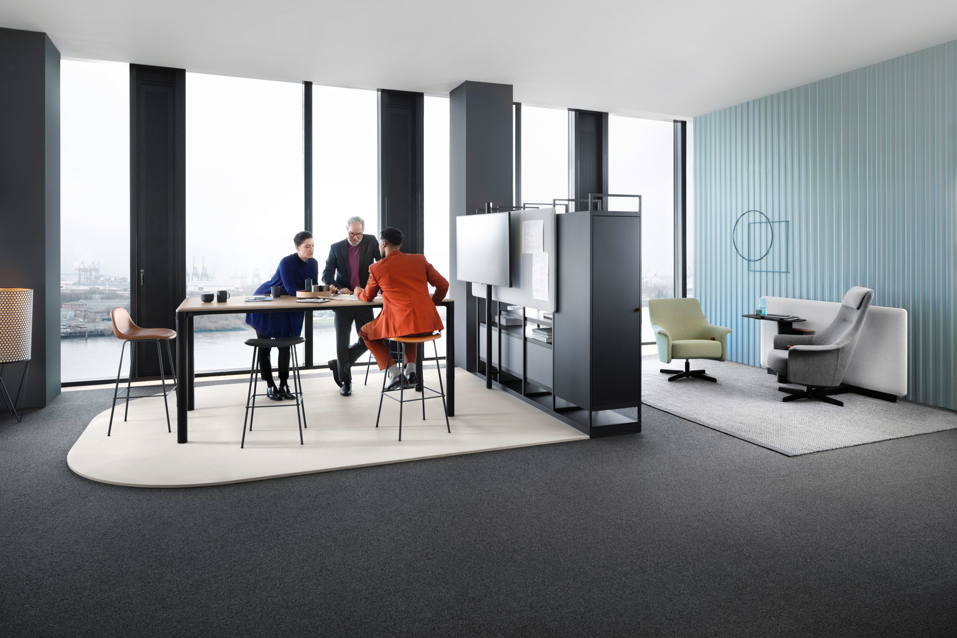 Kooperation: Der Büromöbel-Hersteller Bene setzt mit der Serie »Ports« auf das Büro der Zukunft. Hier gibt es nicht nur schnöde Schreibtische: Das Konzept bietet freie Arbeitsplatzgestaltung und den perfekten Space für Zusammenarbeit. bene.com

