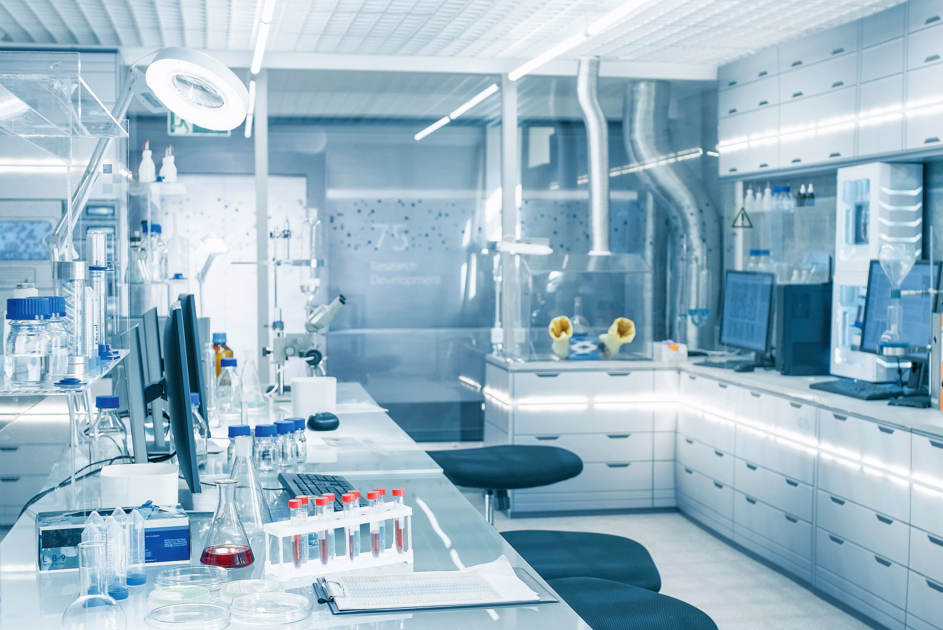 Neue Mieter: Selbst wenn klassische Büroflächen weniger werden, kommen neue Mieter auf den Markt: Flexible-Office-Anbieter oder Boombranchen wie IT und Pharma. Gerade Letztere brauchen spezielle Immobilien-mischungen aus Büro, Labor und Produktion.