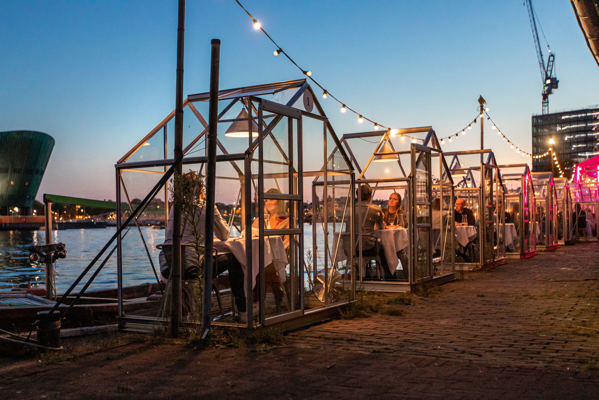 Wer im Glashaus sitzt …:&nbsp;… speist im »Mediamatic Eten« in Amsterdam mehrgängige vegane Menüs. Der intime Rahmen bietet 360-Grad-Aus- und Einblicke.