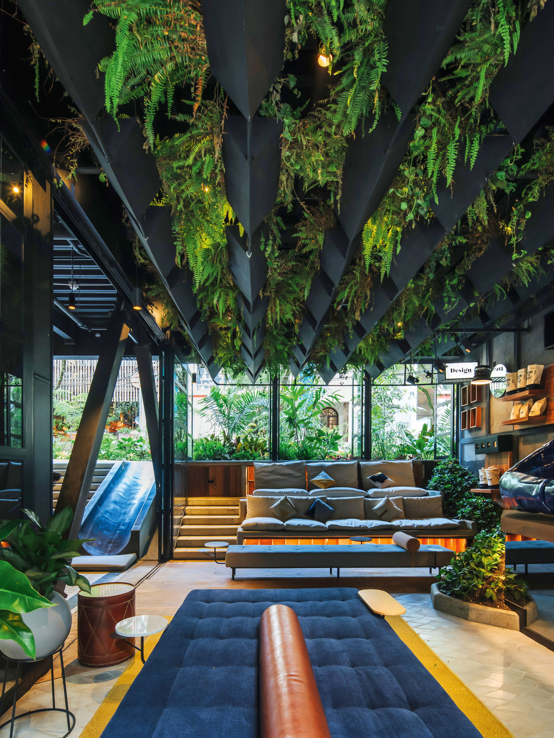 Heimelig: Plan:b Arquitectos verwandelten diese Hotellobby in Medellín in ein&nbsp;Tropenparadies. planbarq.com