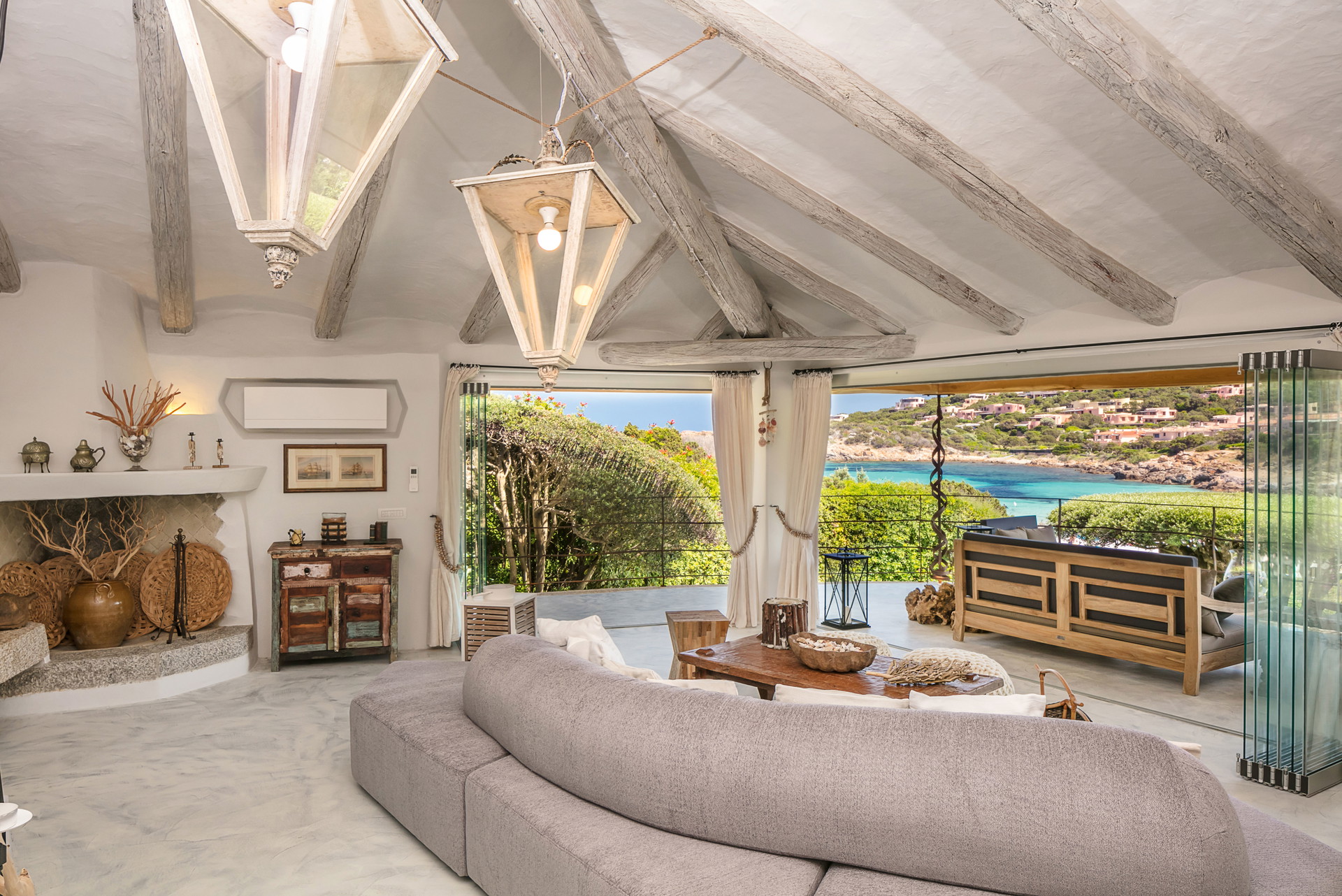 Der Blick aus dem Fenster auf den Ort und das Meer sagt eigentlich schon alles über dieses Anwesen auf Sardinien. Nur wenige Schritte vom Meer der Costa Smeralda entfernt, die für ihr kristallklares Wasser und die intensiven Blautöne berühmt ist, hat diese elegante Villa direkten Zugang zum Strand Cala Granu.

