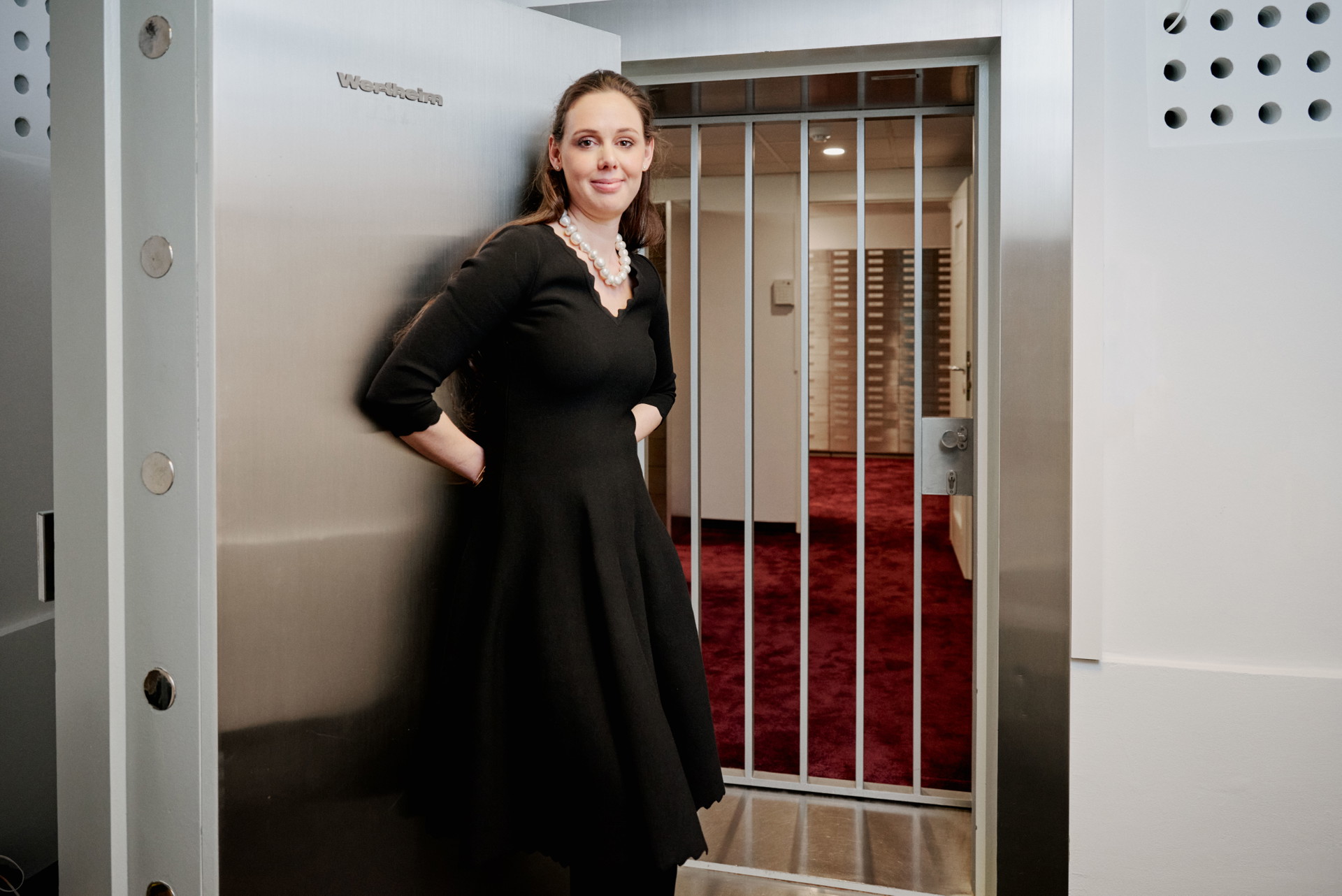 Sesam, schließe dich! Eva Fritsch vor der vielfach gesicherten Tresortüre ins Allerheiligste.