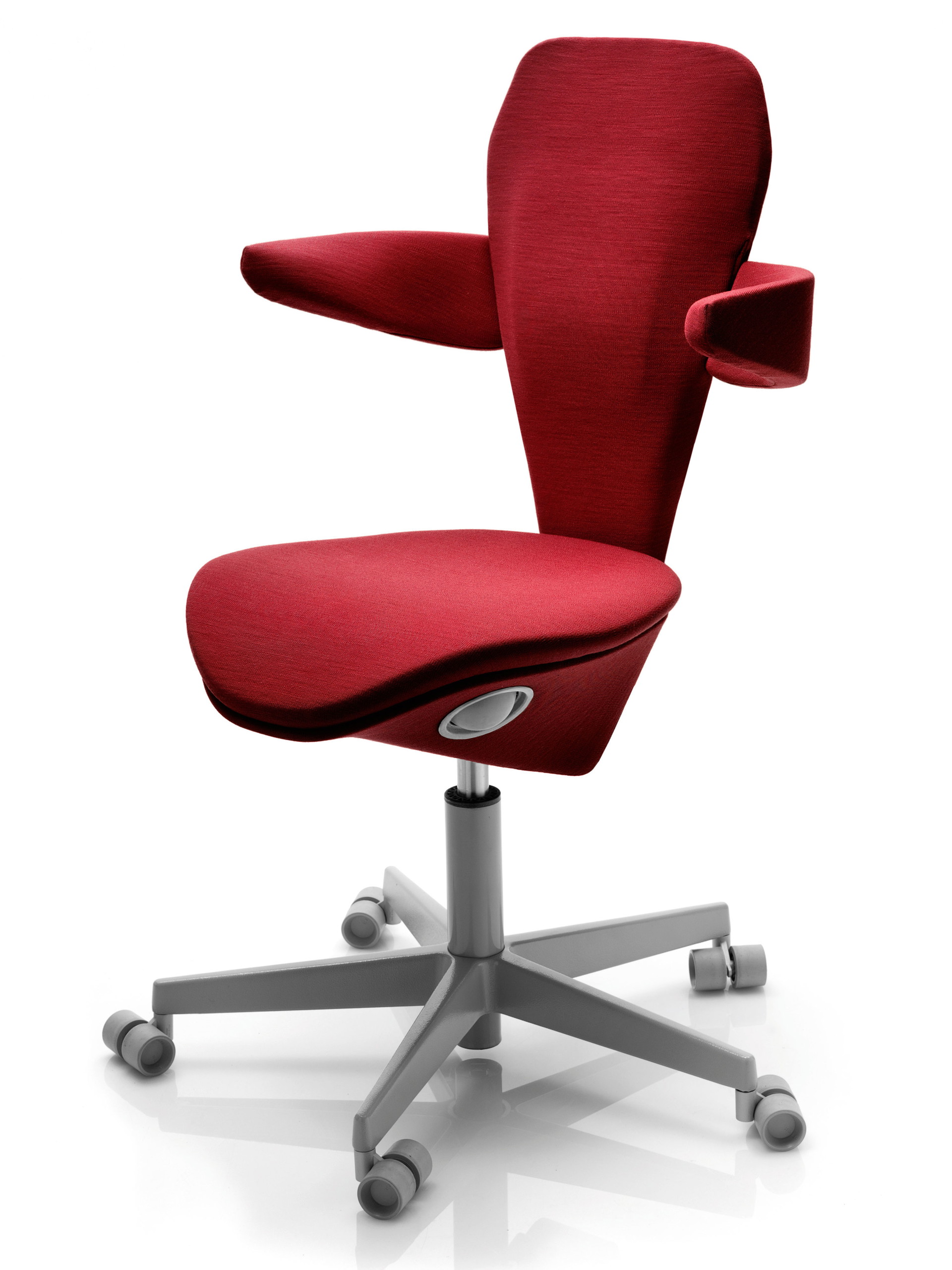 Eigentlich sei Design für sie neutral, betont Monica Förster. Aber es habe sie geärgert, dass&nbsp;viele Bürostühle extrem groß und klobig seien. Ihr weiblicher Stuhl »Lei« basiert auf ergonomischen Studien, wie Frauenkörper gebaut sind.&nbsp;

