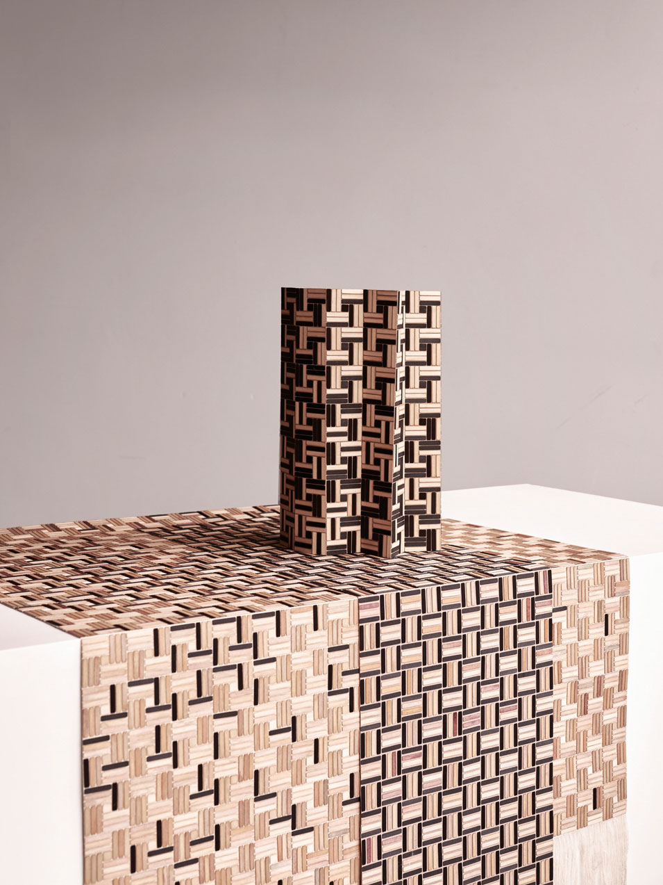 Hauchdünne Holz-plättchen werden zu komplexen Mustern verwoben und sind dabei weich wie Stoffe. Die Berlinerin fordert unsere Wahrnehmung heraus und sorgt für überraschende haptische Erlebnisse.&nbsp;


