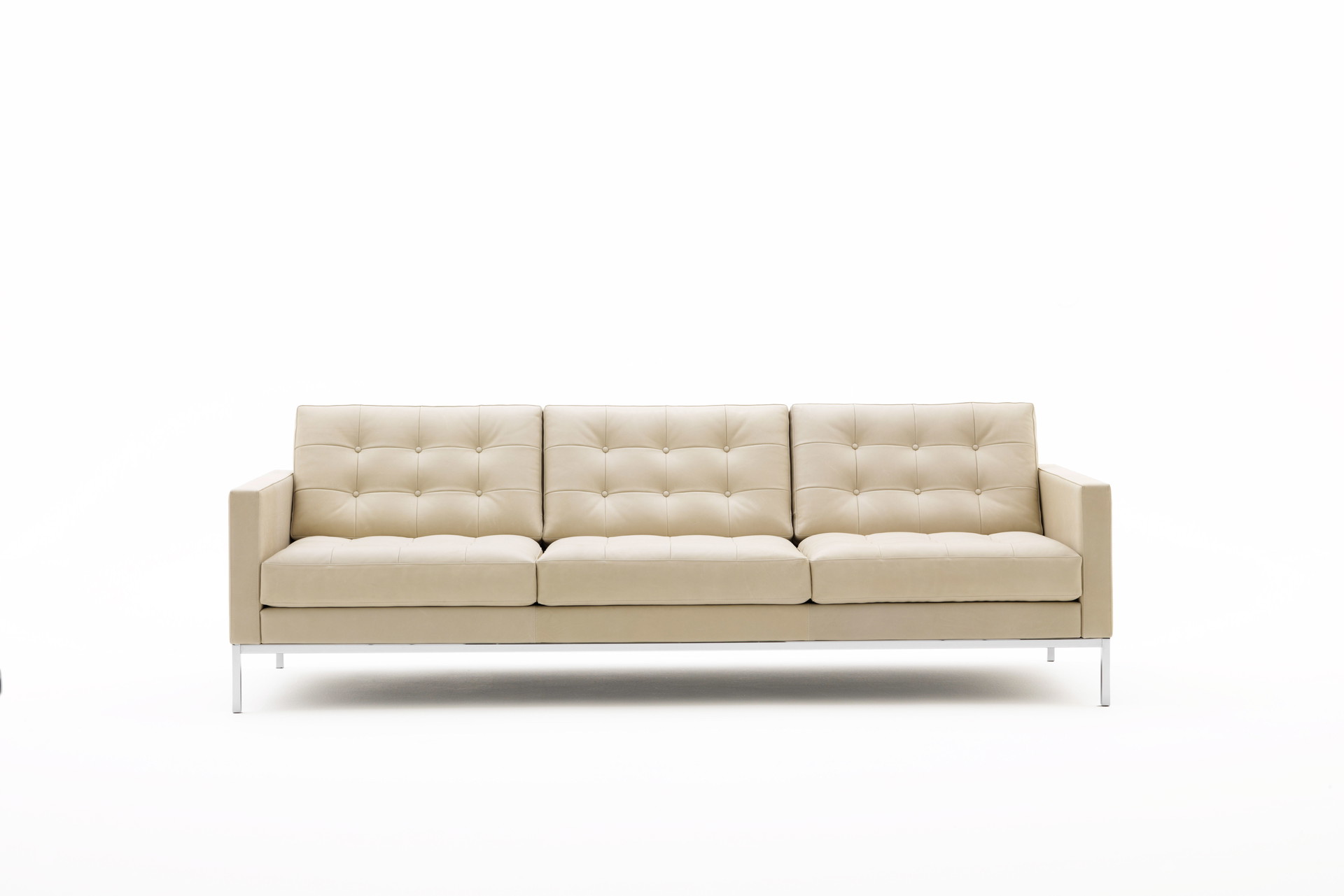 Schlicht, elegant, funktional: Das Florence Knoll Couchmodell »1206« aus dem Jahr 1954 findet sich auch in der Sammlung des Museums of Modern Art in New York. Es ist ein zeitloser Bestseller. »Ich dekoriere nicht, ich kreiere«, pflegte die Designerin zu sagen.&nbsp;

