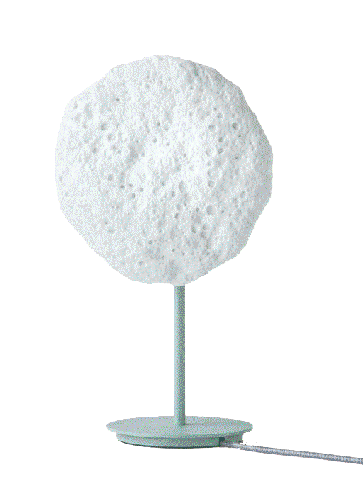 Die »Moon Light«-Lampen werden aus einer Porzellanmasse gemacht, die sich wie Brotteig beim Aufgehen verhält. Dabei entstehen Risse und kleine Löcher. Die Oberfläche sieht dann wie eine Landschaft mit Mondkratern aus.&nbsp;