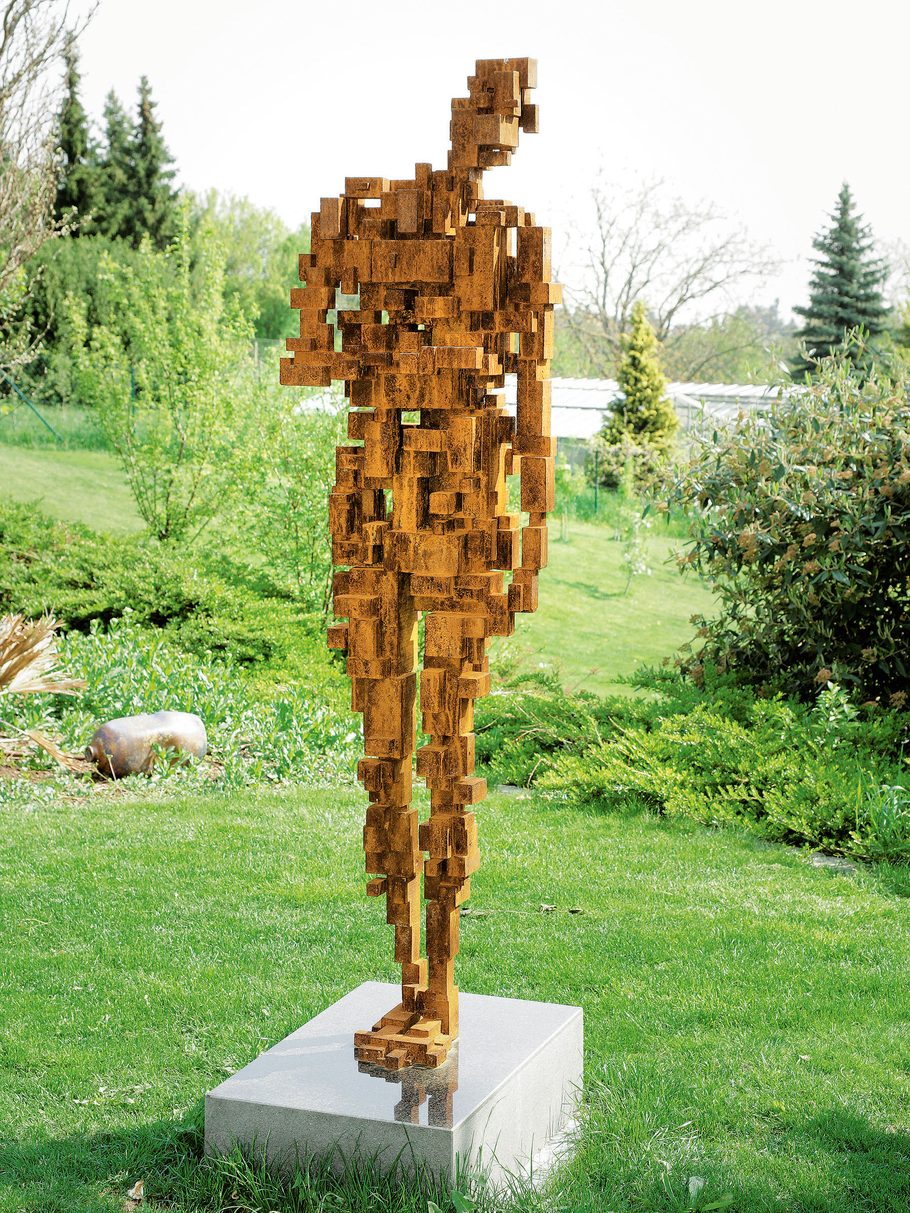Mann im Eisen:&nbsp;Die imposante Eisenfigur von Antony Gormley hat es in den Wiener Garten des Sammlerpaars Roman und Margot Fuchs geschafft.&nbsp;