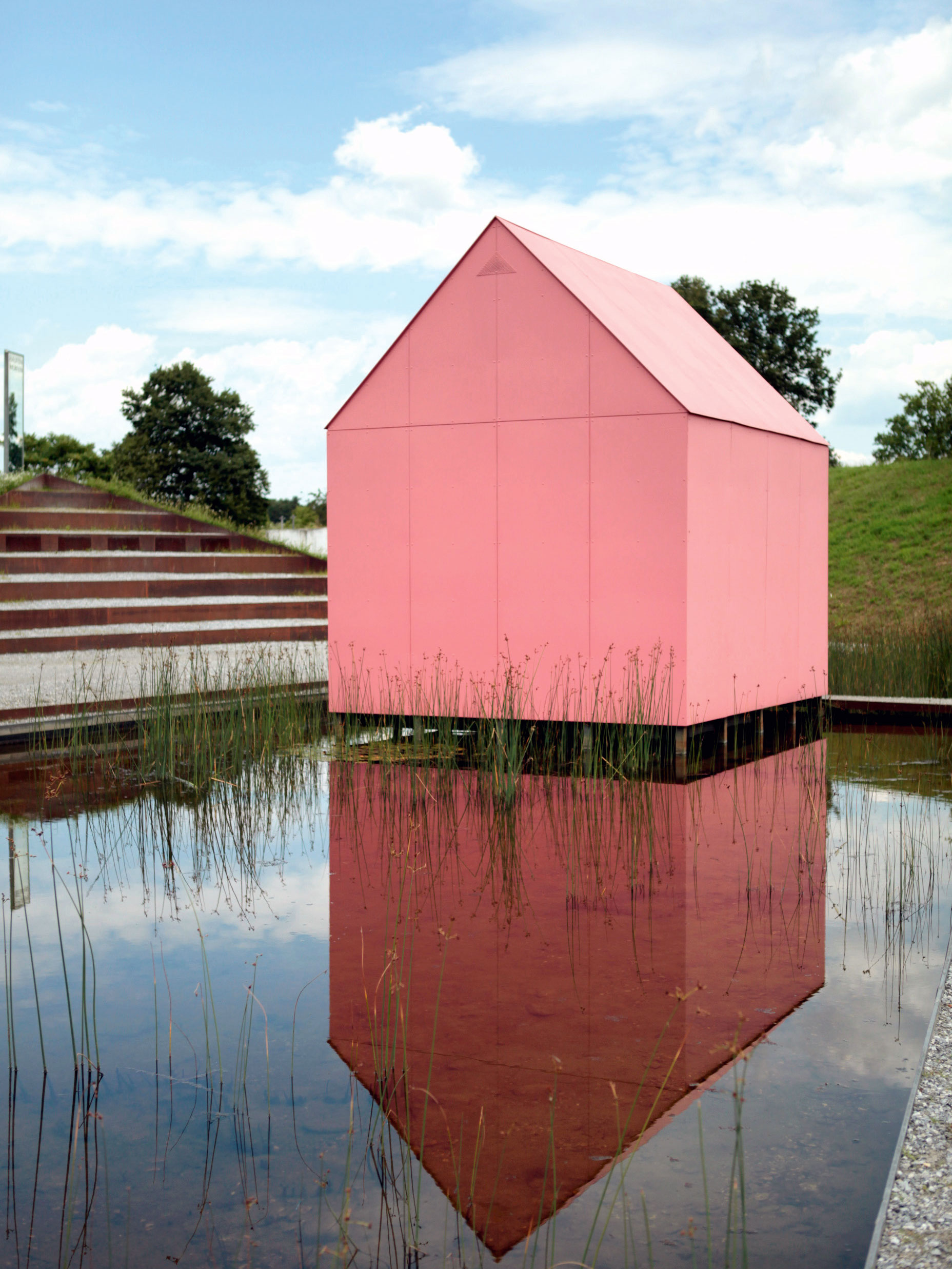 Wassermusik: Eva &amp; Adele, das Künstlerinnenpaar, gaben sich im Österreichischen Skulpturenpark mit »Watermusic«, 2003/04, pink und häuslich.&nbsp;