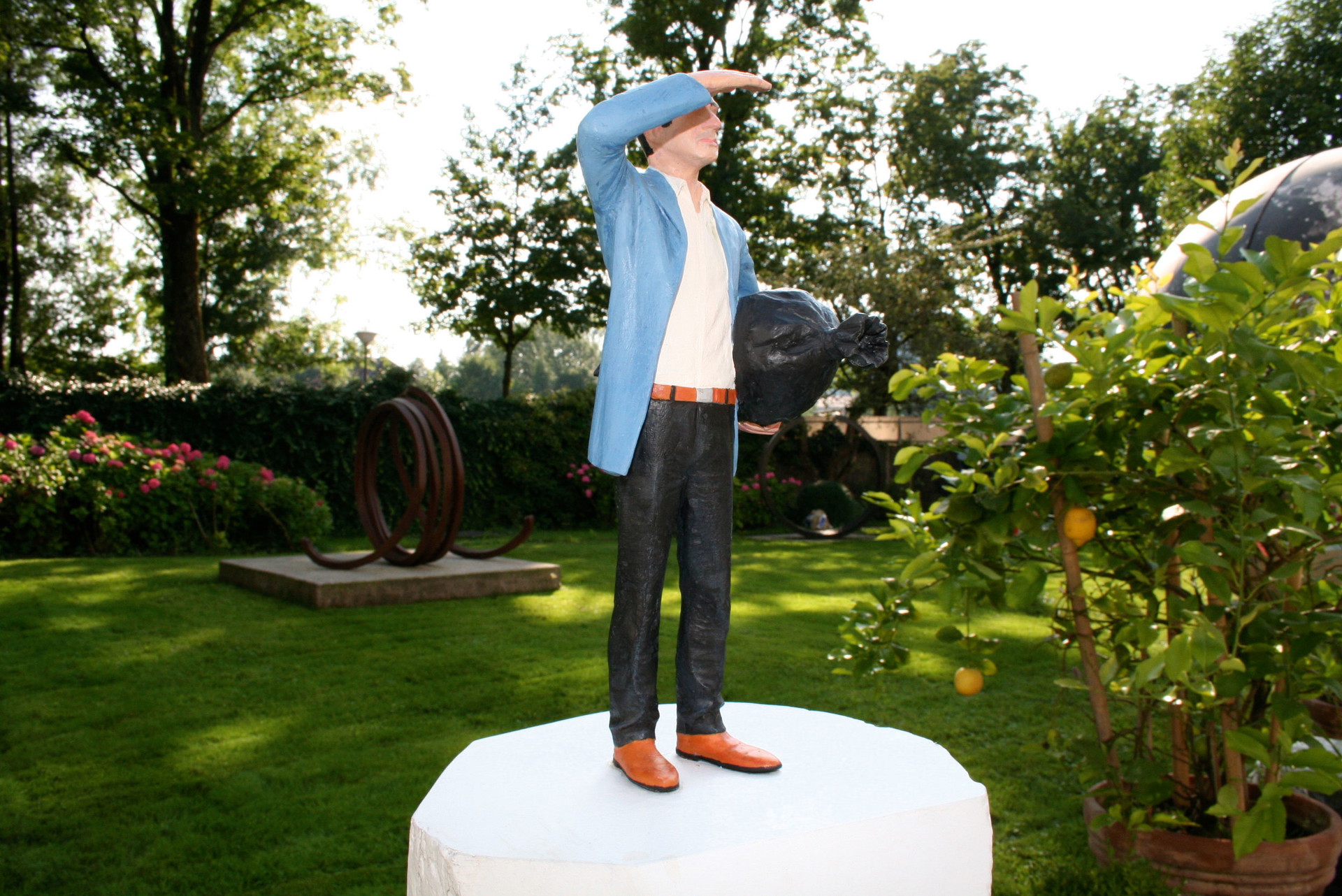 Fernblick:&nbsp;»Looking for Future« heißt die 160 cm große Skulptur von Baltazar Torres aus dem Jahr 2008. Sie steht im Salzburger Garten von Mario Mauroner.