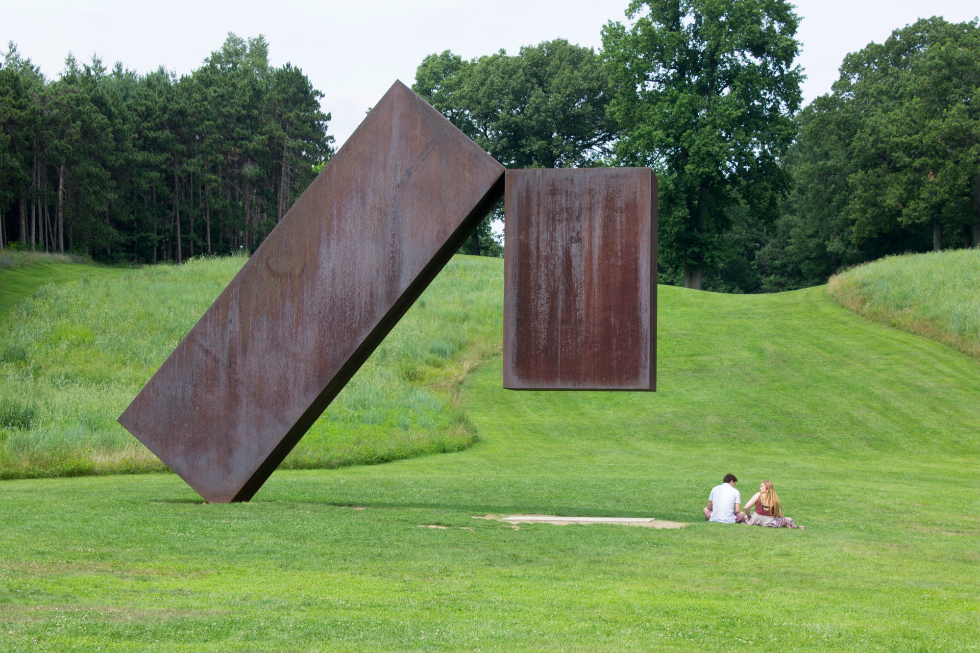 In der Schwebe: Wenn Stahl zu schweben beginnt: »Suspended«, 1977, eine Skulptur von Menashe Kadishman, die im Storm King Art Center bei New York steht.&nbsp;