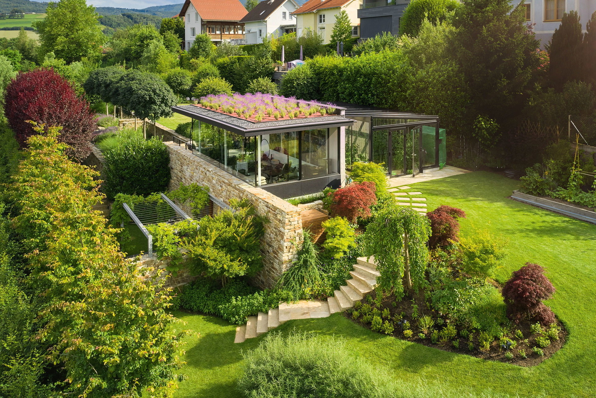 Haus im Wienerwald: Ein Garten mit vielen Nischen und Kraftplätzen: grüner&nbsp;Wildwuchs und moderne&nbsp;Architektur wurden ideal kombiniert. begruender.at