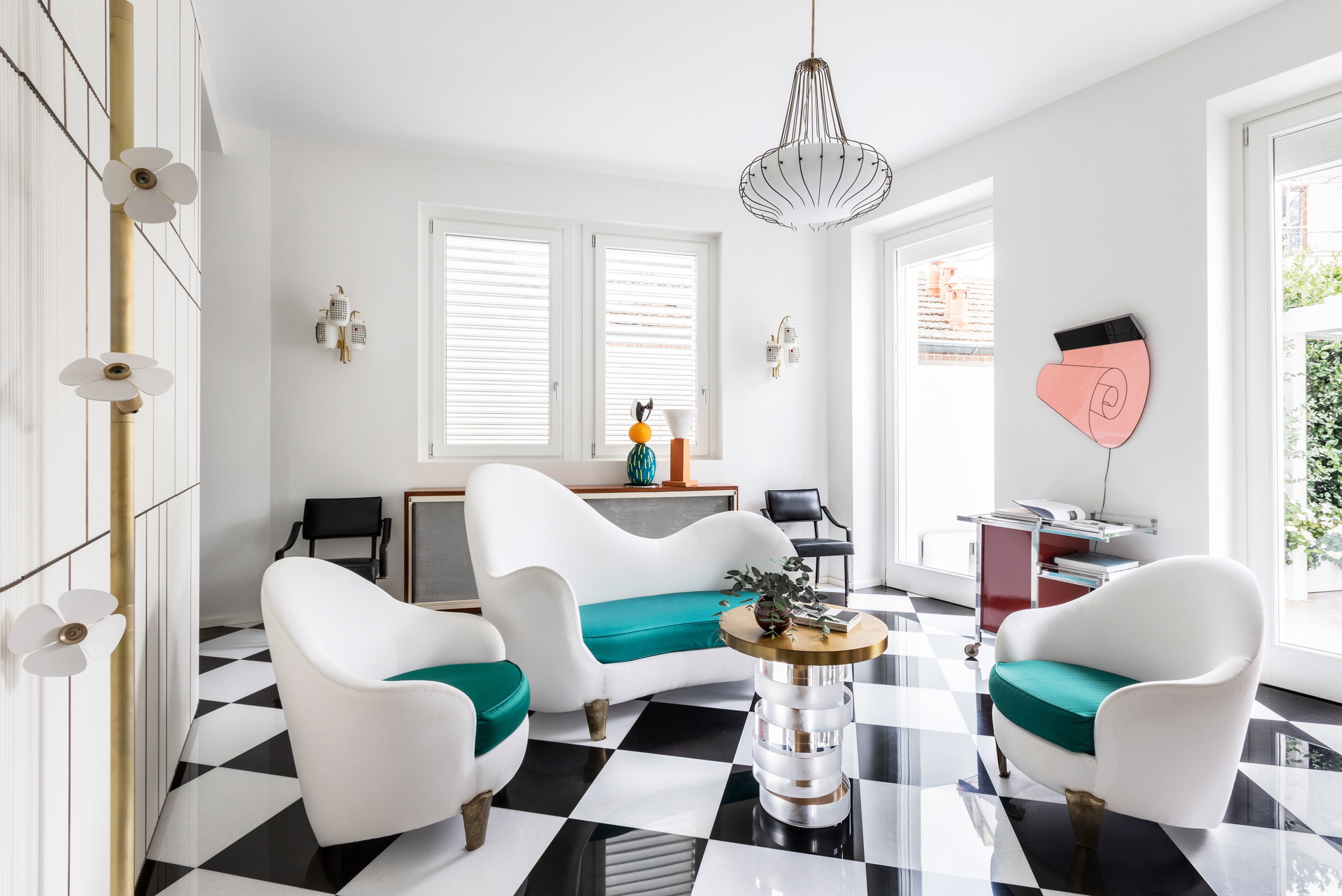 Bunter Stilmix: Die Lampe von Angelo Lelli Italia aus den späten 1950er-Jahren und das schmale Sideboard von Charlotte Perriand und Jean Prouvé verleihen dem Wohnzimmer einen leichten Retro-Touch. Sitzgruppe: Elizabeth Garouste und Mattia Bonetti (1995), Avant-Scène.