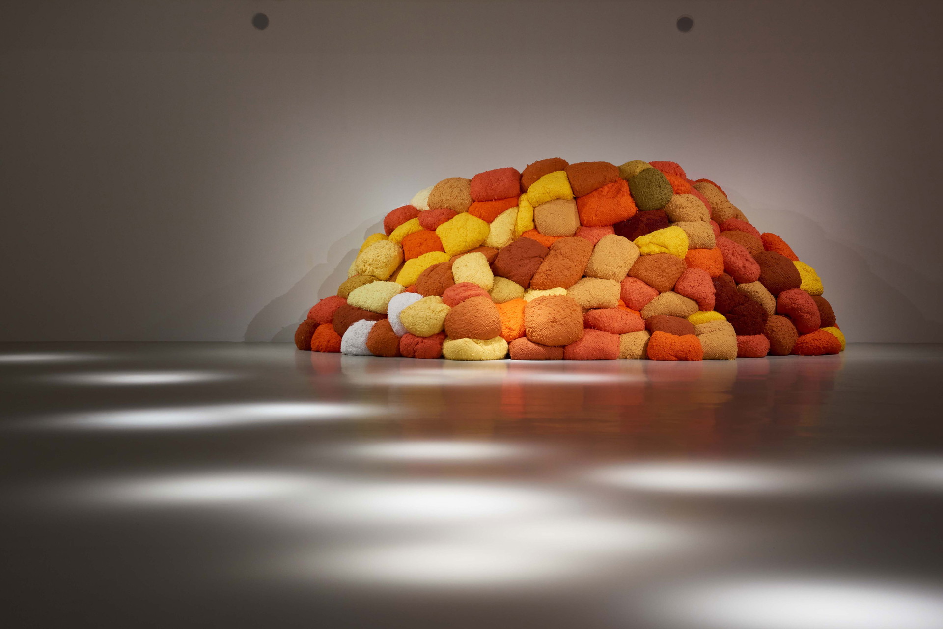 MAK-Ausstellung:&nbsp;SHEILA HICKS. Garn, Bäume, Fluss