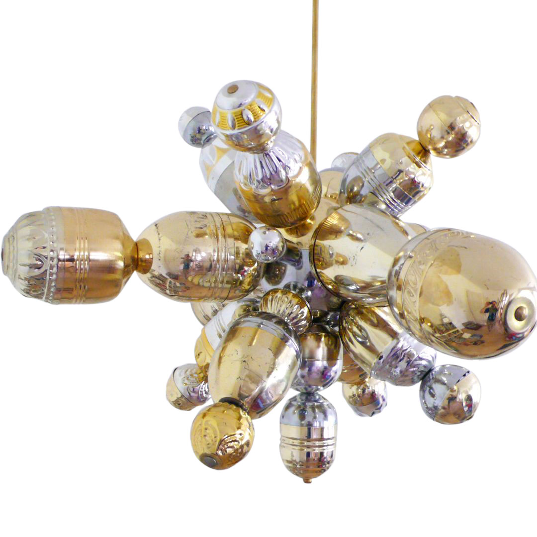 Lichtobjekt von Patrick Rampelotto: »Die Lampe des Südtiroler Designers Patrick Rampelotto ist aus alten Pokalen gefertigt, die gesammelt und poliert wurden.«