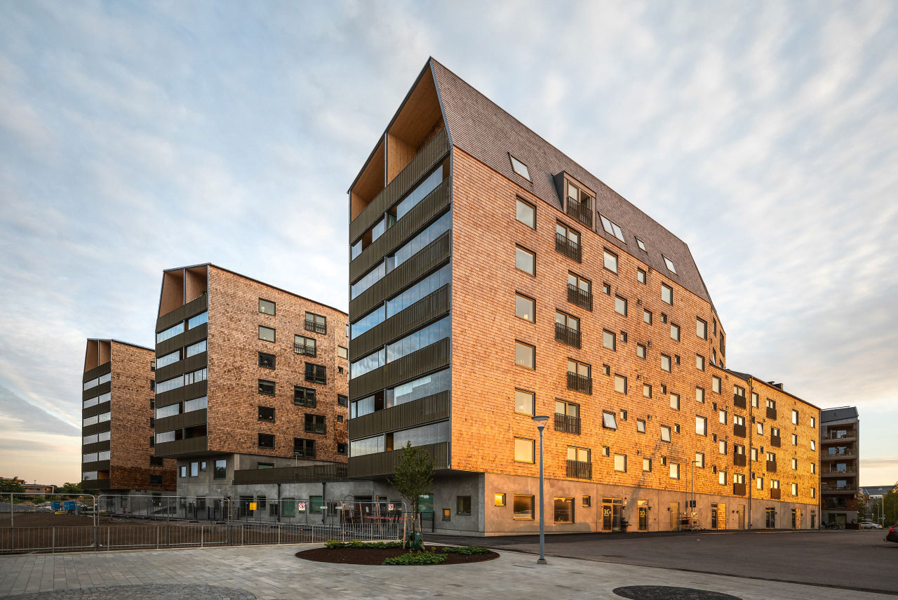 »Trummens Strang« in Växjö, Südschweden: Die Aufgabenstellung bei dieser XXL-Wohnhausanlage lautete, so vielen Wohnungen wie möglich direkten Ausblick auf Meer und Hafen sowie ein angenehmes, behagliches Raumklima zu ermöglichen. Die Fojab Archi-tects entschieden sich dazu, Rohstoff aus Schweden sowie innovative Holzwerkstoffe aus Österreich einzusetzen. Das Projekt wurde mit dem Holzbaupreis 2019 ausgezeichnet. fojab.se, gbjbygg.se, storaenso.com &nbsp;