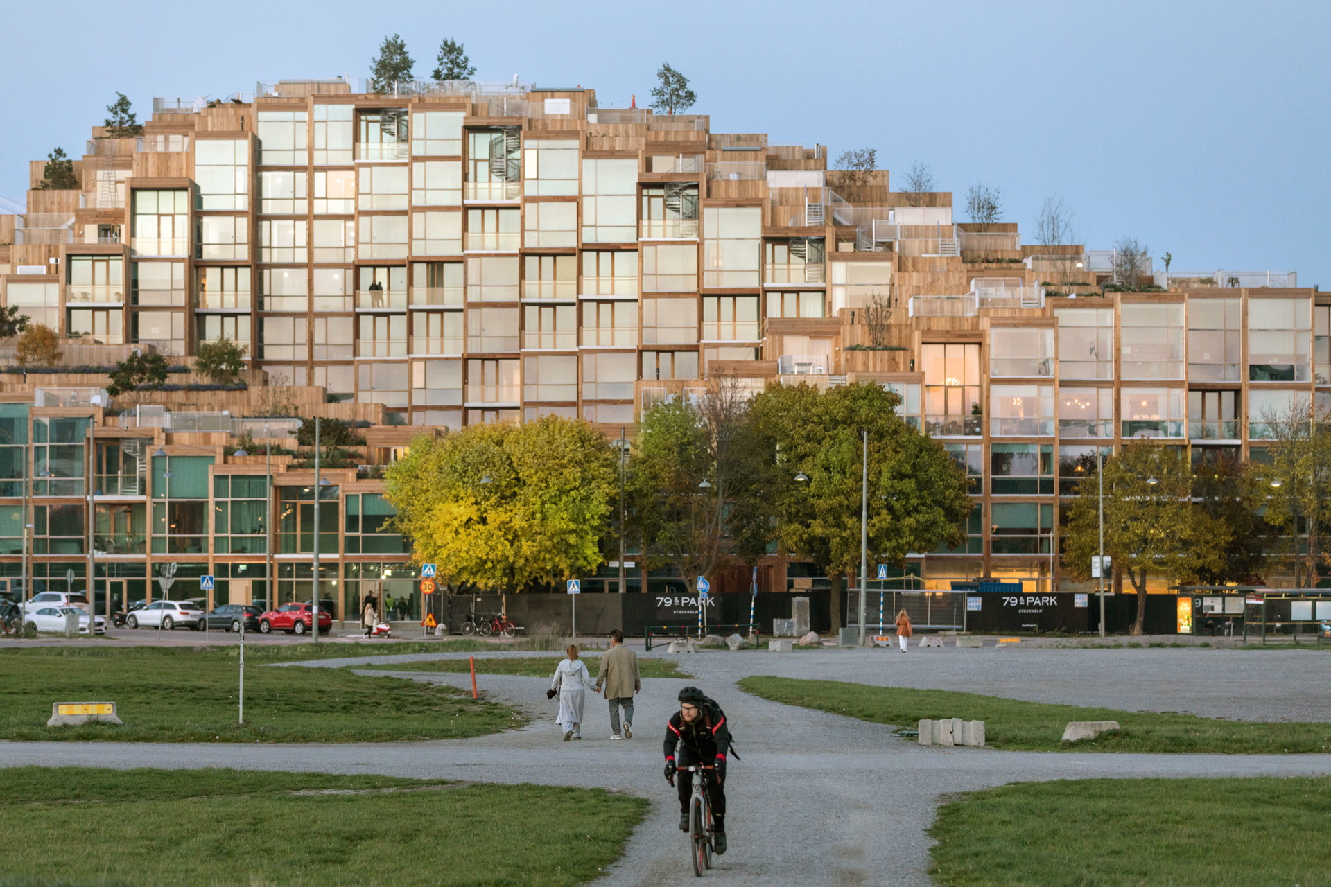 »79 &amp; Park« in StockholM, Schweden: In Gärdet, einem Nationalpark am Rande der schwedischen Hauptstadt, errichteten die dänischen BIG Architects dieses gepixelte Holzgebirge mit 35 bis 137 Quadratmeter großen Wohnungen – einige davon sogar zwei-geschoßig. Aus den obersten Etagen des zehnstöckigen Terrassenhauses erspäht man den Stockholmer Hafen. »Dieses Projekt«, sagt BIG-Mastermind Bjarke Ingels, »ist eine bewohnbare Kaskadenlandschaft, die die Pracht eines Vorstadthauses mit den Qualitäten urbanen Lebens verbindet.« big.dk