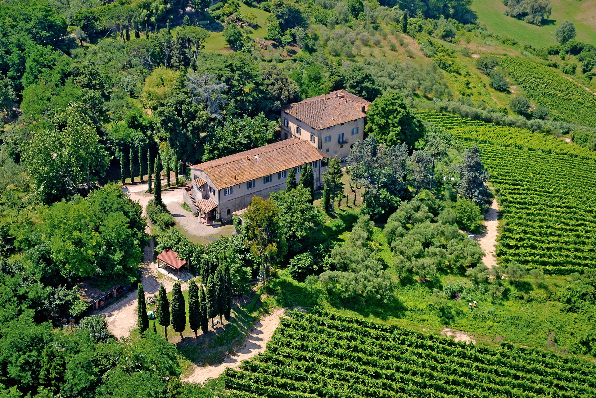Colli Pisani, Pisa:&nbsp;Das Weingut in den Colli Pisani liegt südöstlich von Pisa und besteht aus einer kleinen Häusergruppe sowie einer Villa aus dem 18. Jahrhundert mit 750 Quadratmetern Wohnfläche und der Casa Colonica mit Degustationsraum und Ferienwohnung. 3,25 Hektar Weinbaufläche umgeben die Liegenschaft, die jährlich 10.000 Flaschen produziert, darunter auch Sangiovese und Supertuscan Syrah. Ställe, Scheune und Unterstände für landwirtschaftliche Maschinen gehören hier genauso dazu wie ein weitläufiger Park mit Tuffsteingrotte. jaklin-riegelmann.com