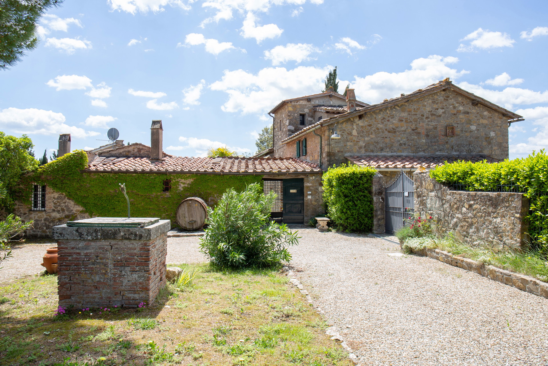 Castelnuovo Berardenga, Siena:&nbsp;Mit insgesamt 46 Hektar Land und einer Wohnfläche von 1.700 m2 beeindruckt dieses historische, restaurierte Landgut aus dem 17. Jahrhundert. Gerade einmal sieben Kilometer von Siena entfernt und damit im Weinanbaugebiet des Chianti Classico gelegen, besteht die Liegenschaft aus mehreren Gebäuden inklusive Herrenhaus und mehreren Wohnungen, umgeben von einem herrlichen Garten mit eigenem Swimmingpool. Neben den Weinbergen gehören auch Olivenhaine, Ackerland und Wälder zu diesem außergewöhnlichen Landsitz. greatestate.it