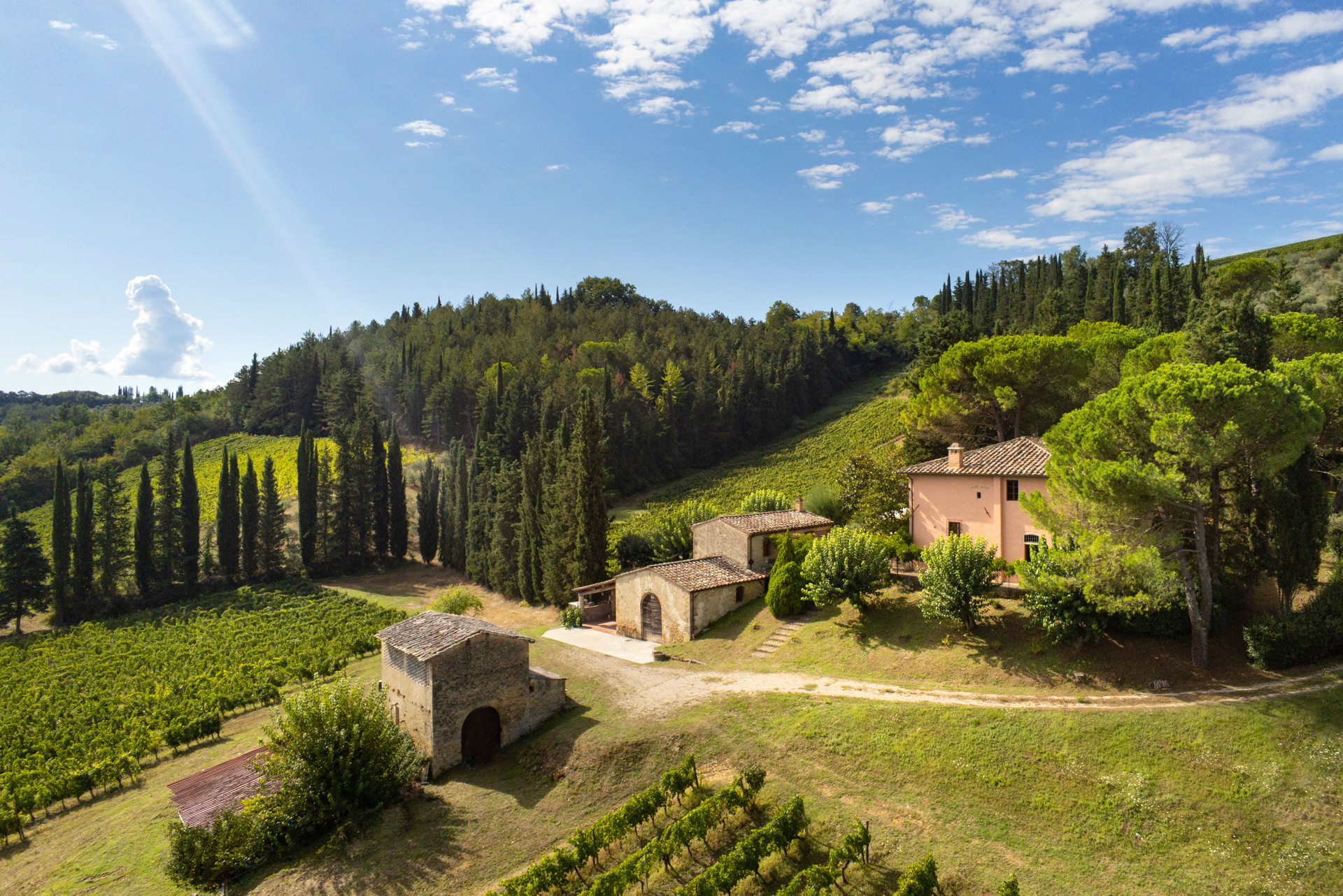 Historische Villa, San Gimignano:&nbsp;Das in seiner heutigen Form 1870 errichtete und 2012 renovierte villenartige Bauernhaus mit Bio-Weinberg und Olivenhain liegt nur fünf Kilometer von der historischen Stadt San Gimignano entfernt. Der Kern des Hauses geht auf das 16. Jahrhundert zurück. Auf insgesamt 400 Quadratmetern Wohnfläche sind unter anderem vier Schlafzimmer und vier Bäder untergebracht. Die Innenräume bestechen durch Tonnengewölbe und Terrakottaböden. Die landwirtschaftliche Fläche erstreckt sich über 13,5 Hektar. engelvoelkers.com
