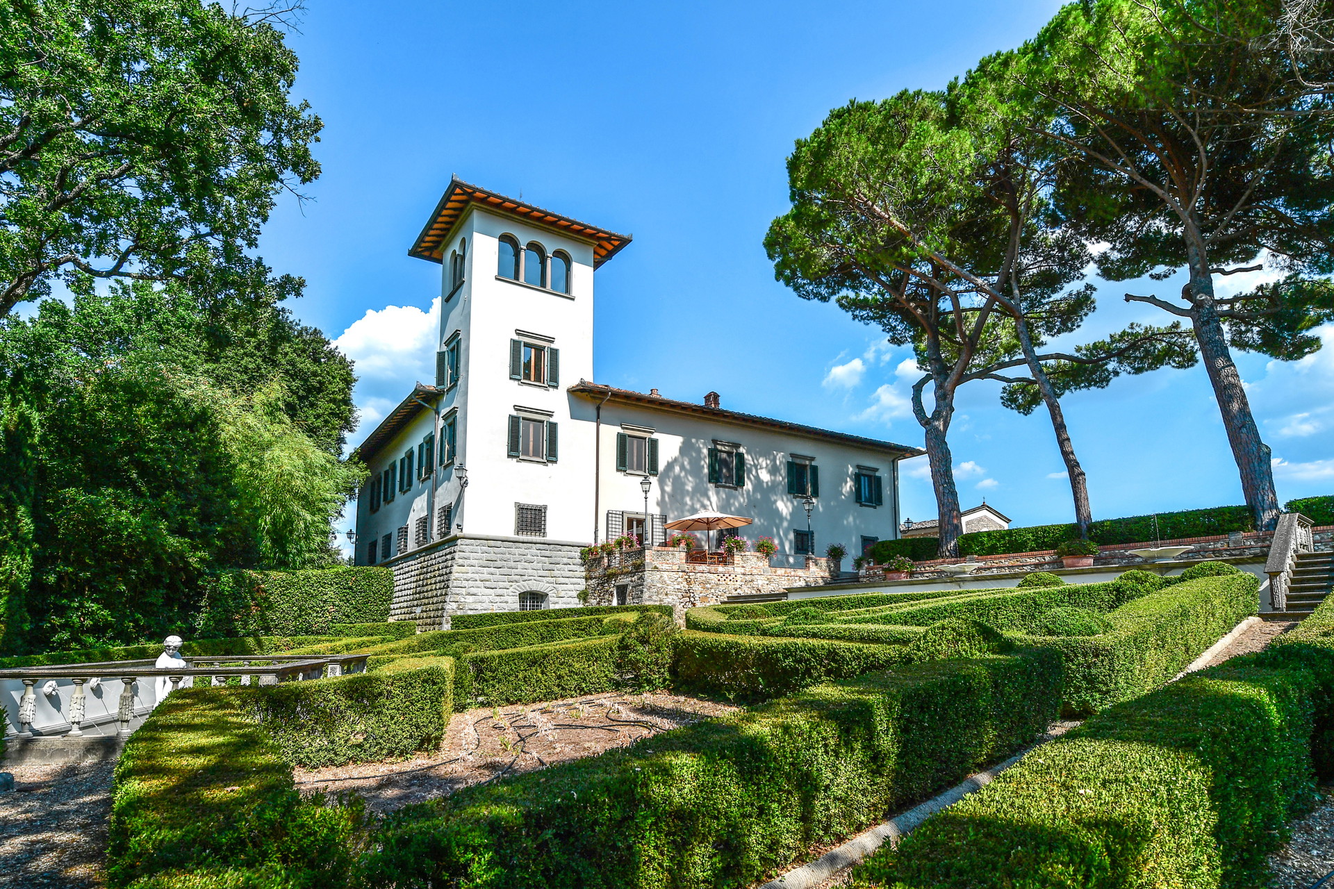 Villa Licia, San Casciano:&nbsp;Das nur 25 Kilometer von Florenz entfernte Landgut mit Renaissance-Villa liegt mitten in den Hügeln des Chianti Classico zwischen Val di Pesa und Val di Greve. Das Ensemble, dessen Geschichte auf das 13. Jahrhundert zurückgeht, besteht aus mehreren historischen Bauten, begleitet von Adelskapelle, Gewächshaus, eleganten Gärten sowie Weinbergen und Olivenhainen. Marmorbrunnen, Terrassen mit Marmorkiesel, insgesamt drei Swimmingpools, Skulpturen und Fresken und eine Zypressenallee machen die hoch-wertige Immobilie vollkommen. christiesrealestate.com