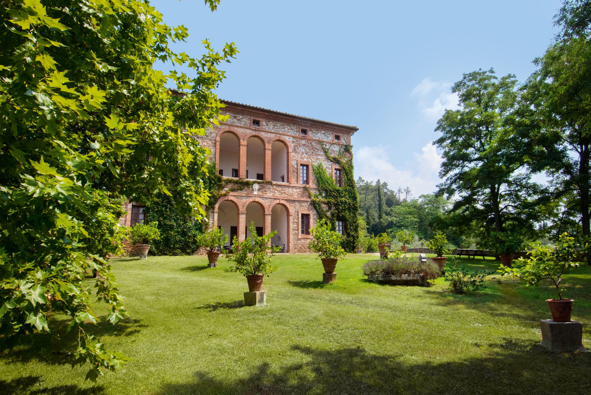 Tenuta Siena, Crete Senesi: Eine lange Allee führt zur 1.000 Quadratmeter großen Herrenvilla aus dem 17. Jahrhundert, die das Herzstück des 10 Hektar großen Grundstücks mit 3,38 Hektar Weinbergen, 4,95 Hektar Olivenhainen und zwei Pools darstellt. Das Landgut mit Beherbergungsmöglichkeiten für Gäste, auf dem Wein nicht nur kultiviert, sondern teilweise auch abgefüllt und als Bio-Fasswein verkauft wird, befindet sich mitten im Chianti. Hier gedeihen Trauben für die Rotweine Sangiovese, Cabernet Sauvignon, Merlot und Syrah. romolini.com