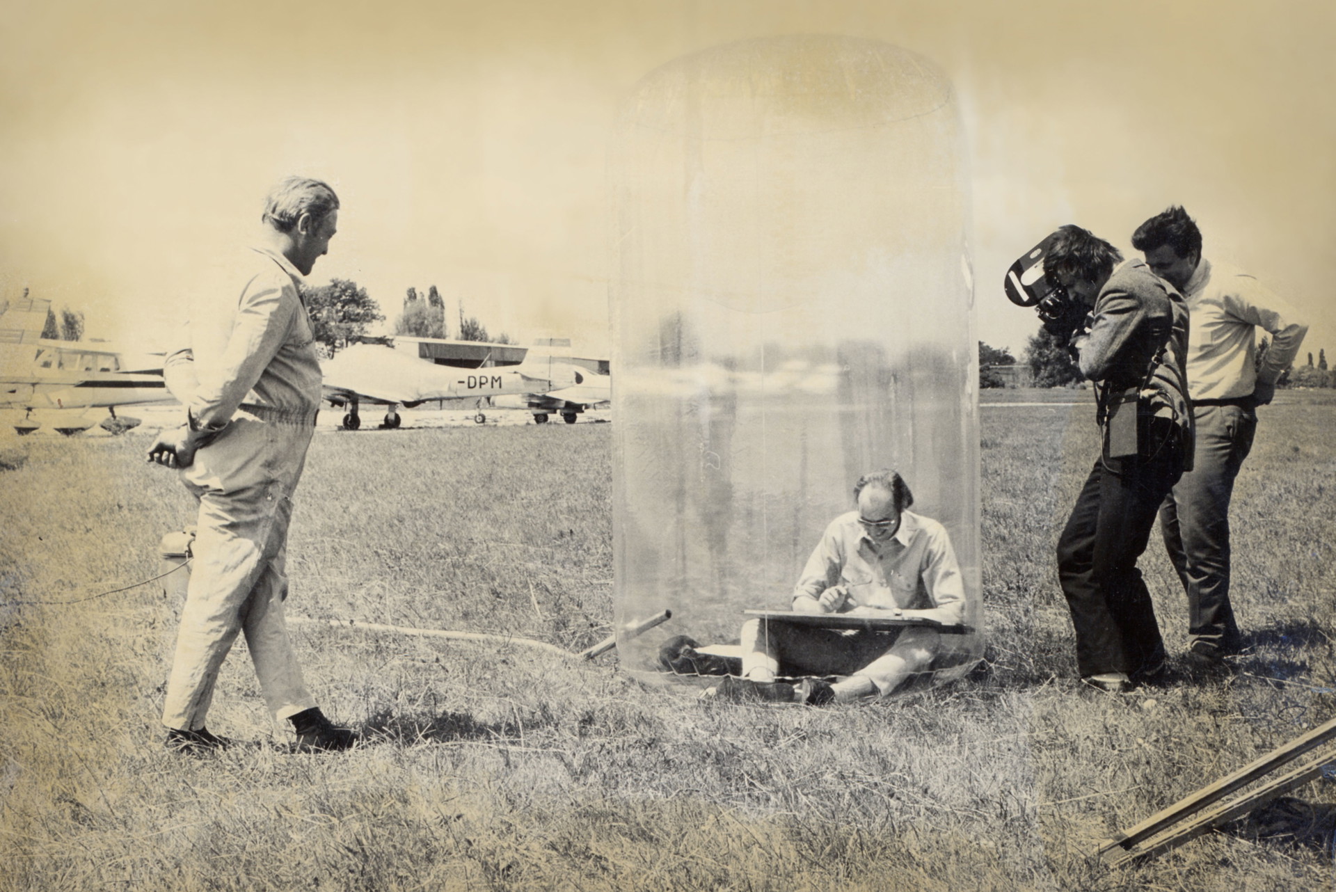 Die Zukunft von gestern:&nbsp;Der österreichische Architekt Hans Hollein hat sich schon 1969 den Kopf darüber zerbrochen, wie wir eines Tages arbeiten werden. Seine Prognose – hier zu sehen in Form seines »Mobilen Büros« am Flugfeld Aspern – sollte sich als Volltreffer herausstellen.