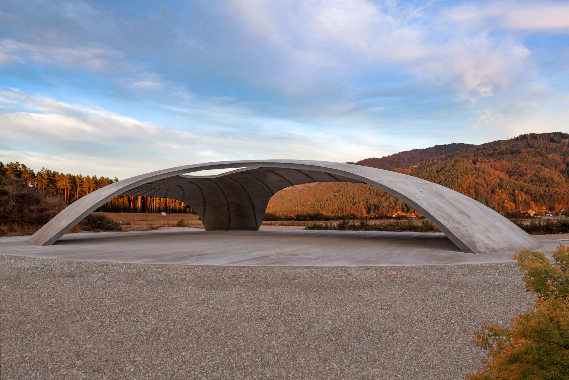 Schützend und respekteinflößend zugleich dient der Pavillon als imposante Landmark für die technologische Neuerung und als einzigartiger Veranstaltungsort für die umliegenden Gemeinden.