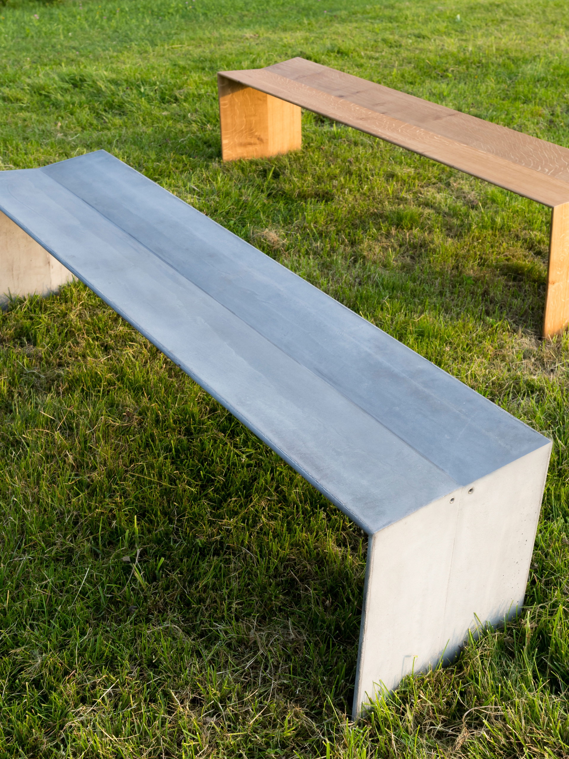 Die gertenschlanke und technisch ausgereifte Betonmöbelserie A-380 wurde von Designer Martin Ritt (designkol- lektiv) in enger Zusammenarbeit mit dem Bauingenieur Dr. Benjamin Kromoser (BOKU Wien) entwickelt.&nbsp;