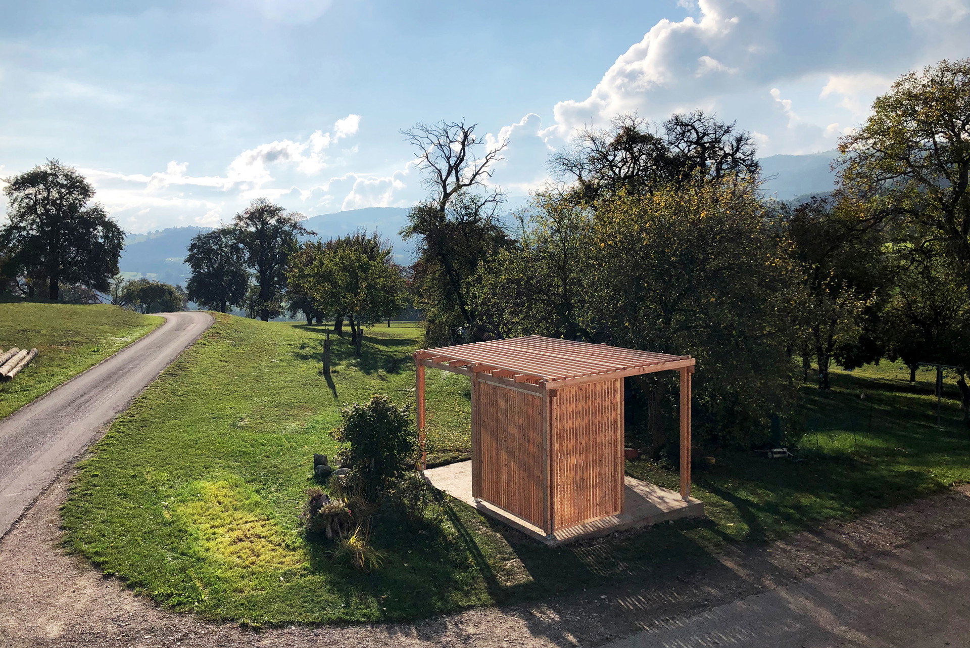 Auf einer Anhöhe reckt sich seit Frühjahr 2020&nbsp;eine zarte Holzkonstruktion gen Himmel. Der filigrane Gartenpavillon ist aus witterungsbeständigem Lärchenholz gefertigt und wird von nun an bei Schönwetter als luftiger Versammlungsort genutzt.
