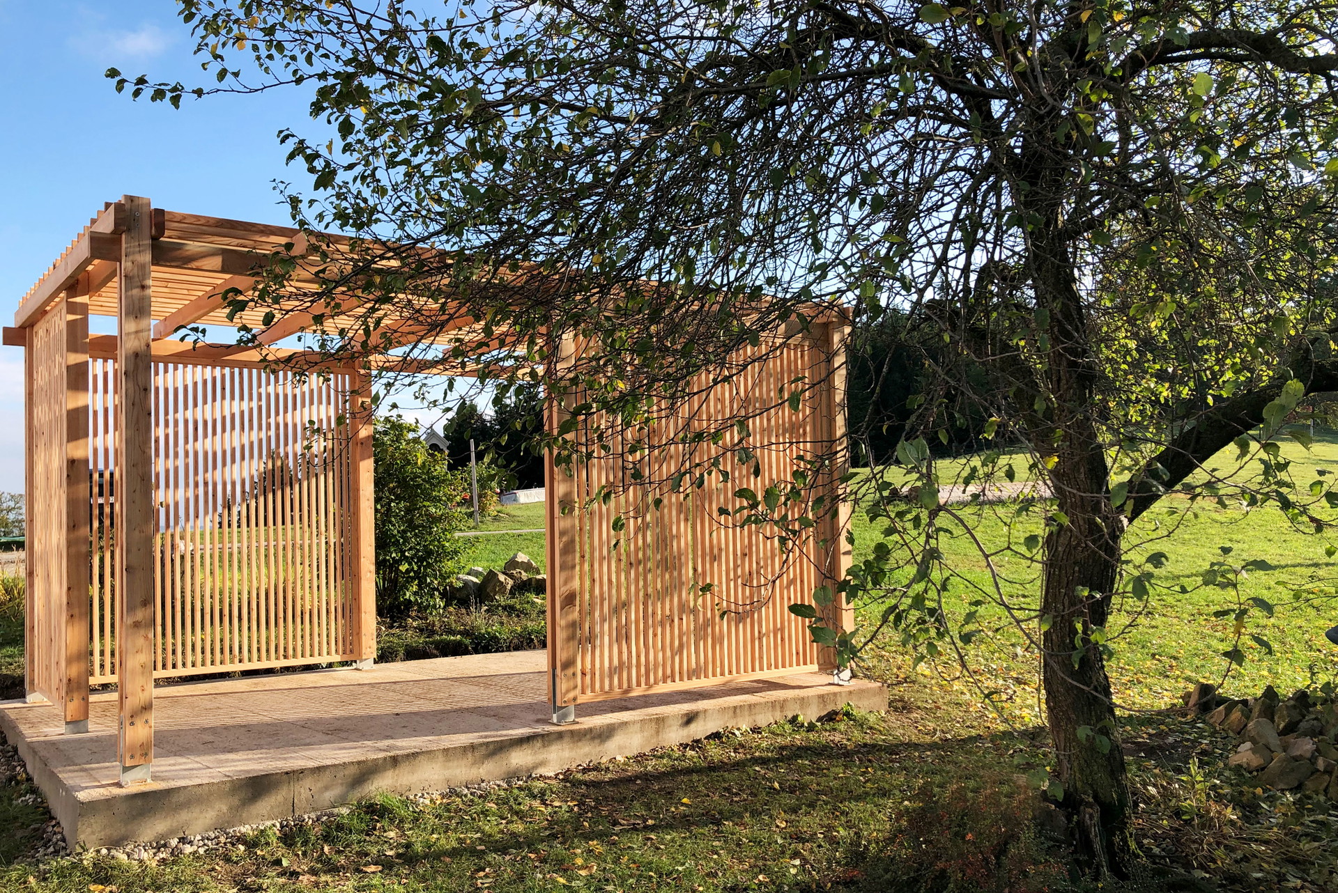 Die Ausrichtung desselben sowie die Anordnung der Lamellenwandsegmente nimmt Bezug auf die Bestands- gebäude und auf markante Aussichtspunkte der näheren Umgebung.&nbsp;