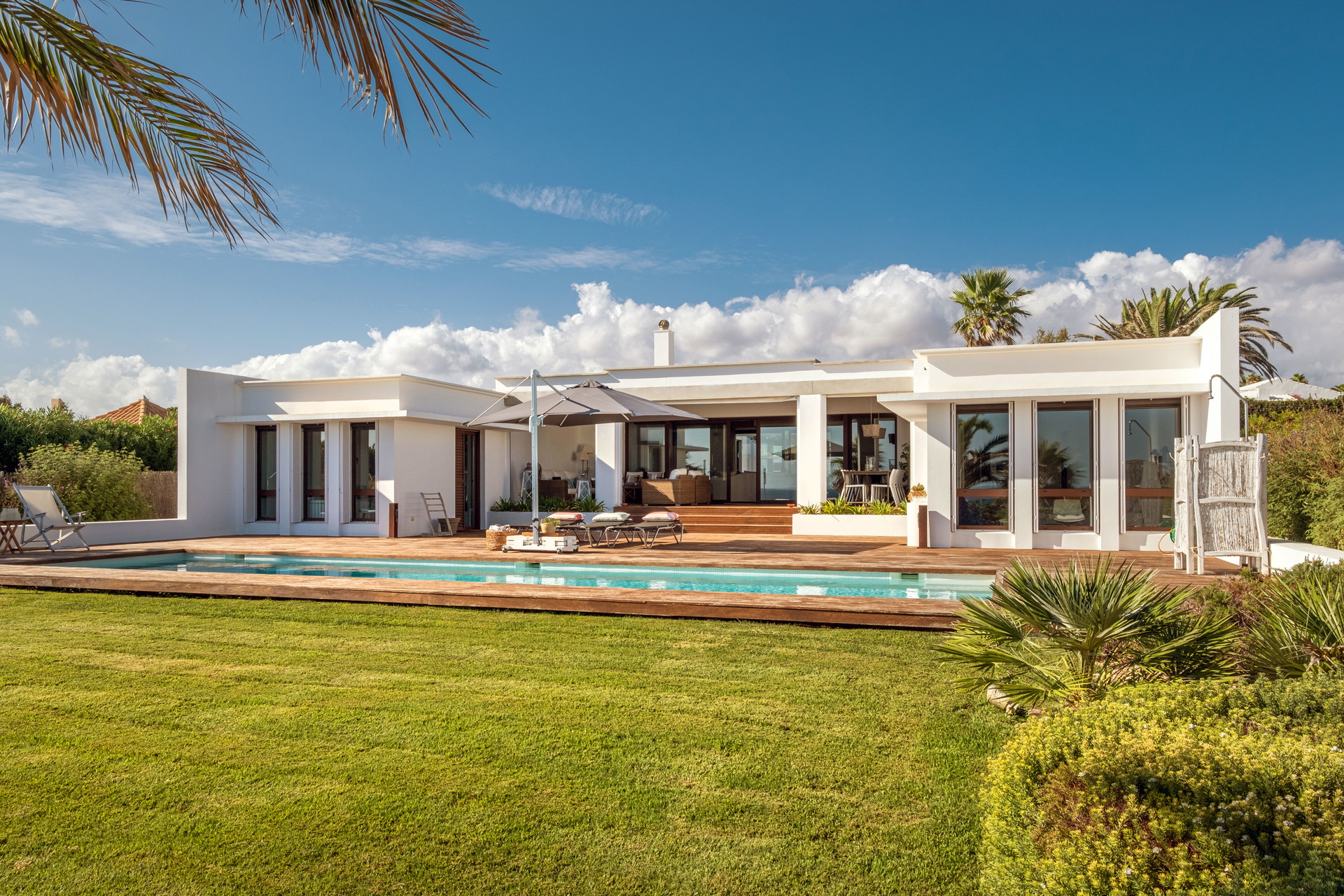Exquisites Design mit Pool: In Binidalí auf der Baeleareninsel Menorca steht dieses 2010 erbaute Villa mit 300 Quadratmetern Wohnfläche- im geräumigen Inneren, umgeben von mehreren Terrassen und Gärten mit Poolbereich – inklusive Meerblick. Den genießt man aber nicht nur vom Garten, sondern auch vom geräumigen Wohnzimmer mit Kamin.&nbsp;

