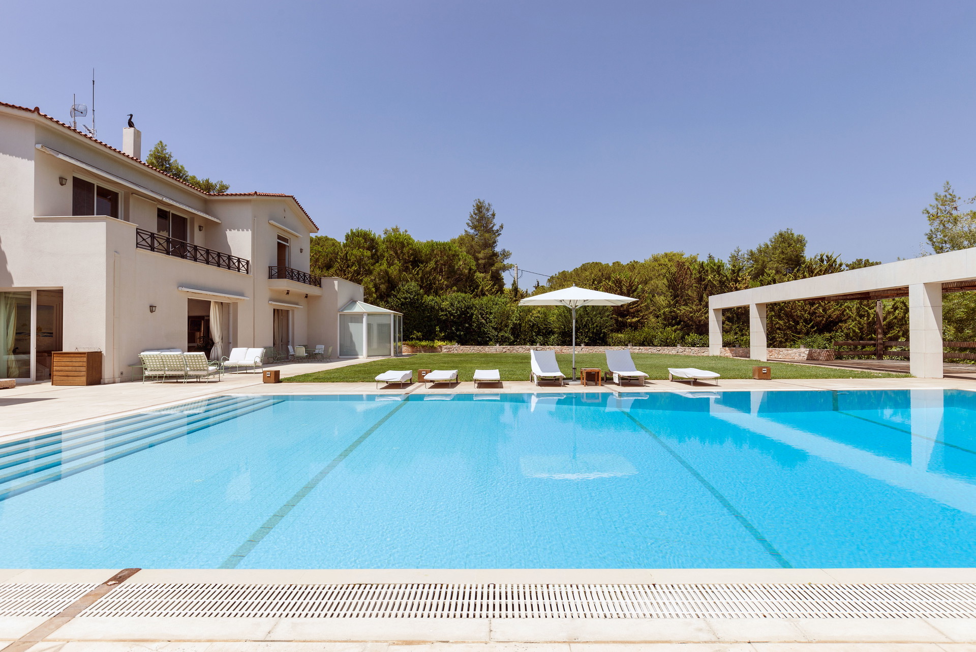 Abseits des Trubels: Dieses einzigartige Anwesen in Palaio Psychiko in der Gegend der griechischen Hauptstadt Athen bietet mit 1.000 Quadratmetern Wohnfläche mehr als genug Platz. Die Villa beherbergt noch einen Pool, Jacuzzi, Heimkino, Sauna und Gym. Der Preis für diese extravagante Immobilie und 3.150 Quadratmeter Freifläche liegt bei neun Millionen Euro.