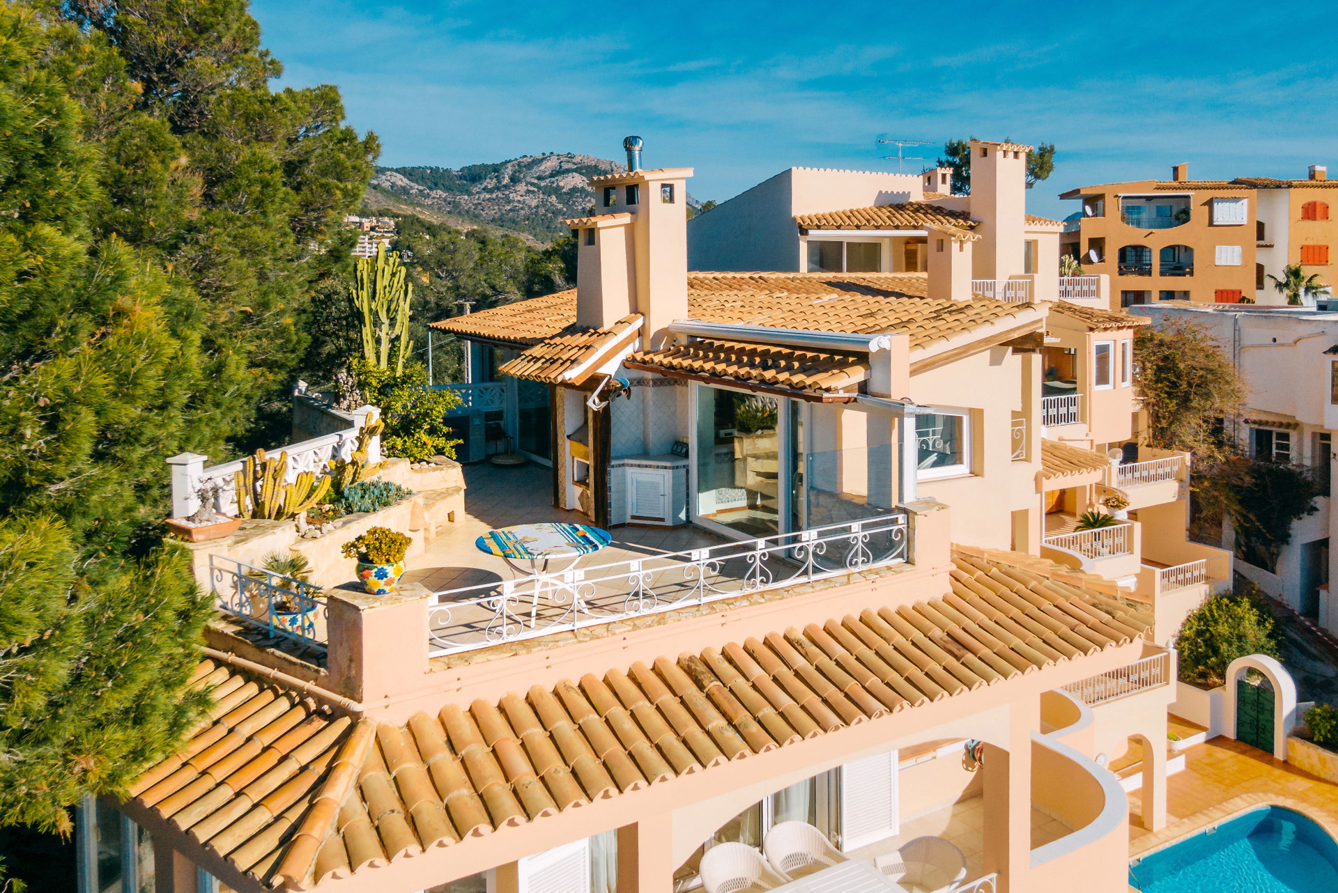 Mallorca stellt seinen Status als sicherer Hafen für Immobilien weiter unter Beweis. Mit 1,7 Millionen Euro gehört diese traumhafte Penthouse-Wohnung auf zwei Ebenen sogar zu den günstigeren Angeboten. Sie ist Teil einer kleinen Luxus-Wohnanlage mit zehn Wohneinheiten, die im oberen Teil der malerischen Bucht von Cala Fornells liegt.&nbsp;

