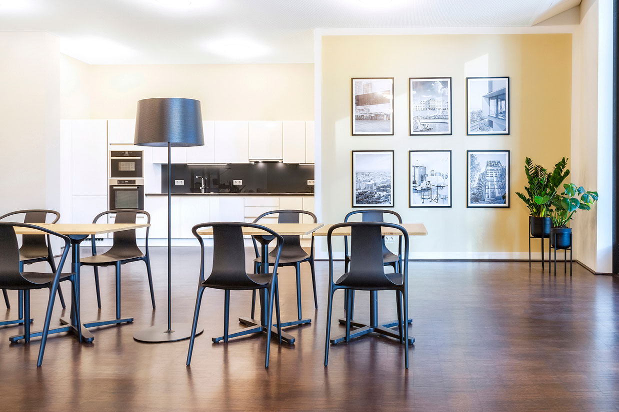 Multifunktionaler Community Space mit VITRA®-Möbeln und Küche mit MIELE®-Geräten.
