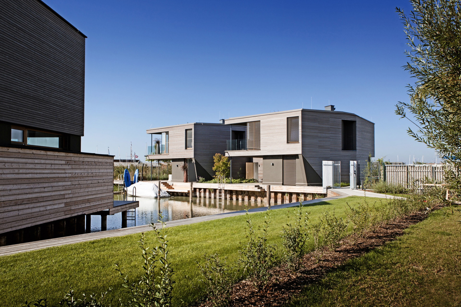 Sonnenseite: Großzügigkeit vermittelt nicht nur der See, sondern auch die Architektur.